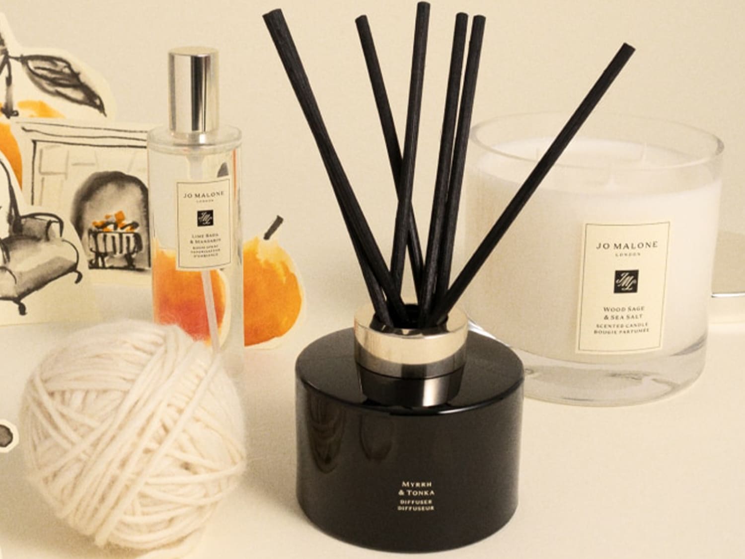Objavte luxusnú vôňu s Jo Malone: difuzér Myrrh & Tonka, sviečka Wood Sage & Sea Salt a osviežovač Lime Basil.