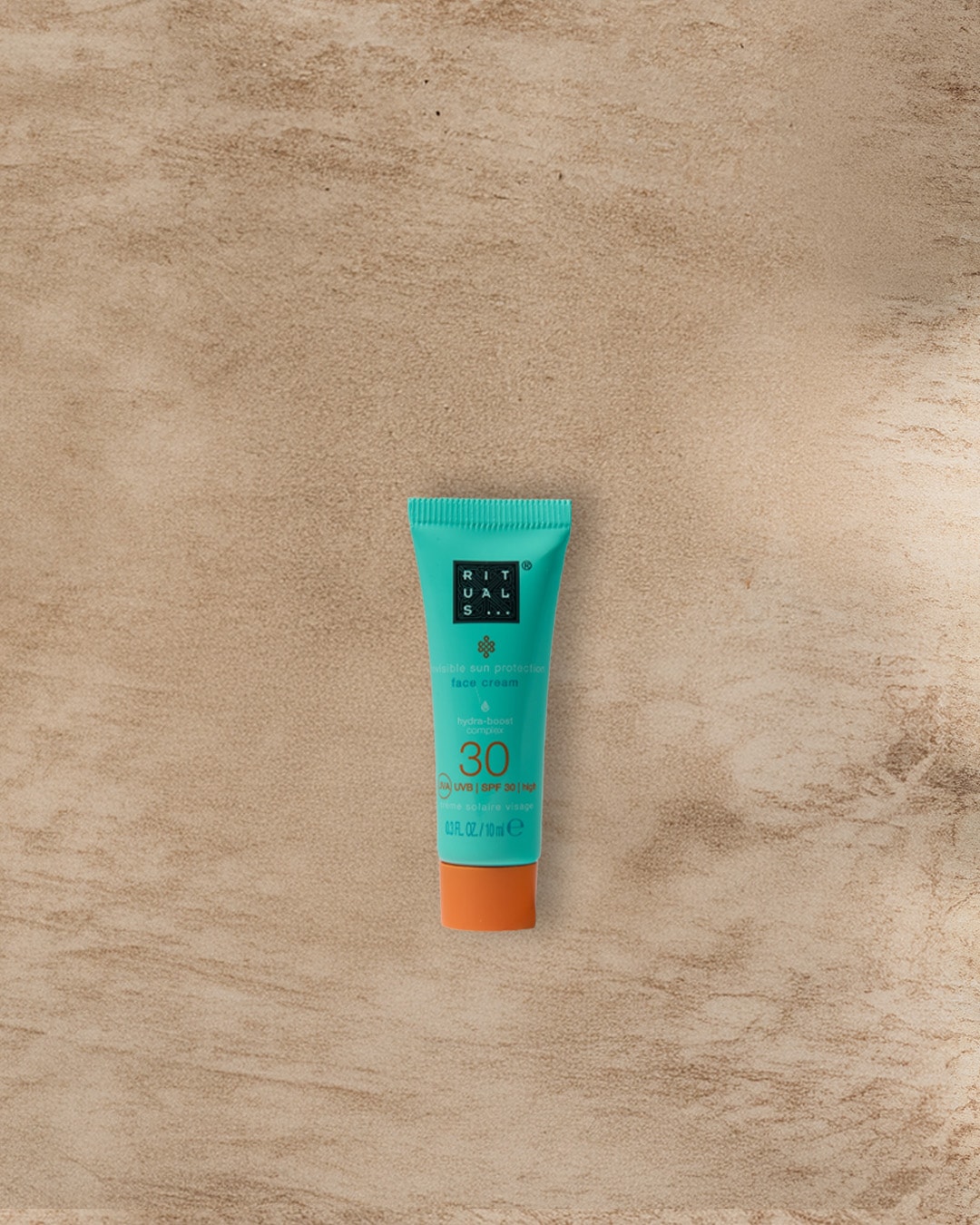 Die Rituals Sonnencreme für das Gesicht mit LSF 30 in einer helltürkisen Tube mit orangefarbenem Deckel bietet unsichtbaren Schutz und einen Hydra-Boost-Komplex.