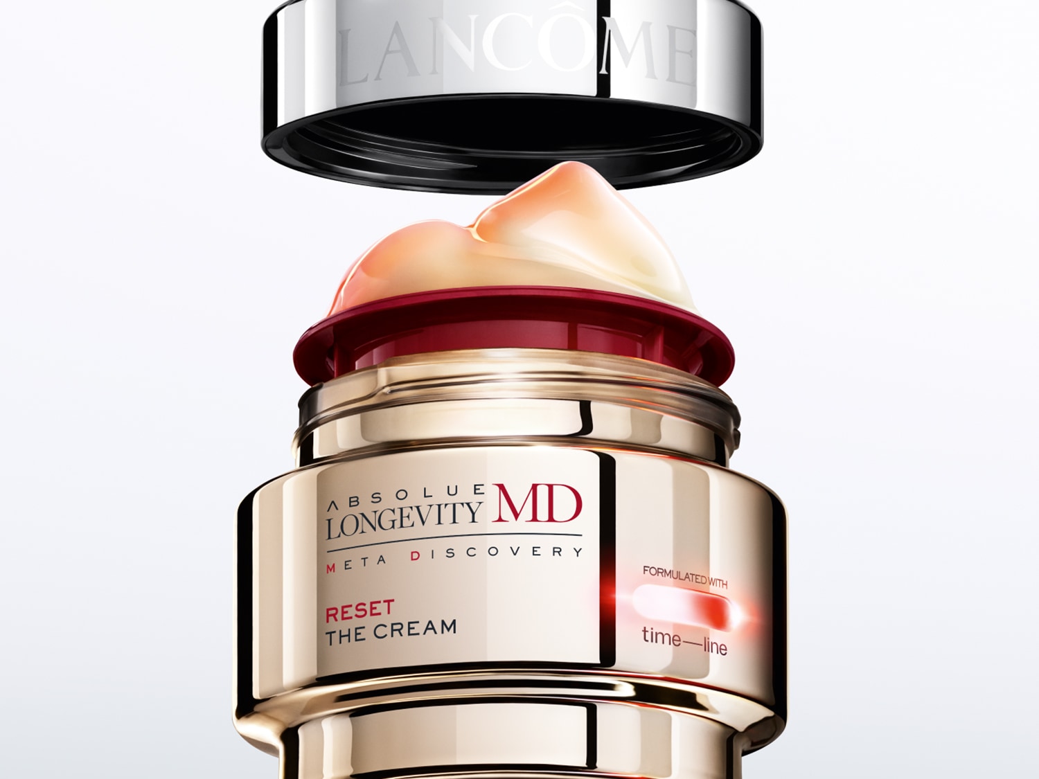 Šis „Lancôme Absolue Longevity MD Meta Discovery Reset The Cream“ kremas yra aukso spalvos indelyje su atidarytu sidabro spalvos dangteliu, atskleidžiančiu kremo tekstūrą.