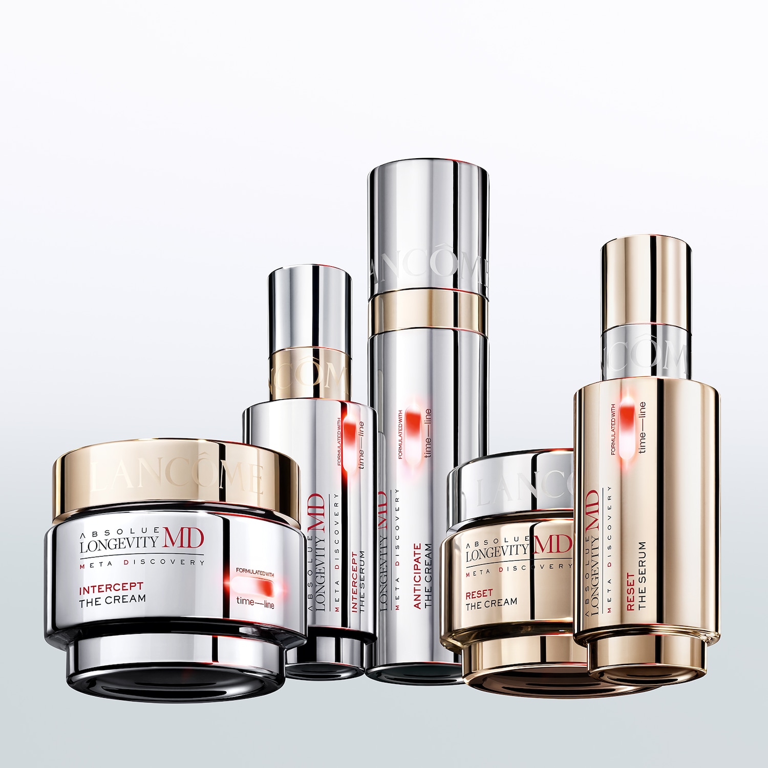 Lancôme Absolue Longevity MD linijos kosmetikos priemonių kolekcija sidabro ir aukso spalvų pakuotėse, įskaitant kremą ir serumą, skirtą odos atjauninimui.