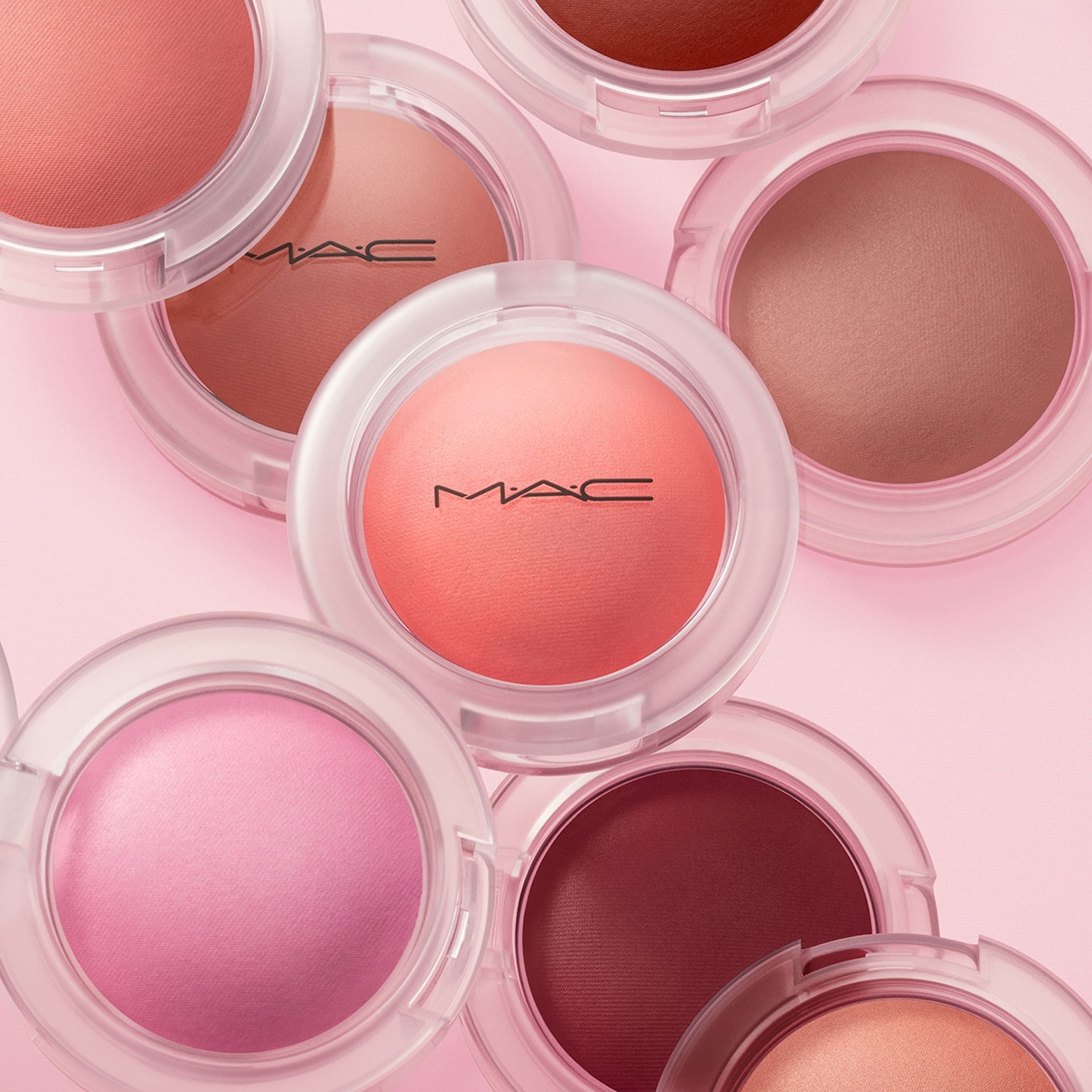 Ontdek de reeks MAC-blushes in verschillende tinten, van zachtroze tot diep bruin, allemaal verpakt in heldere, ronde doosjes.