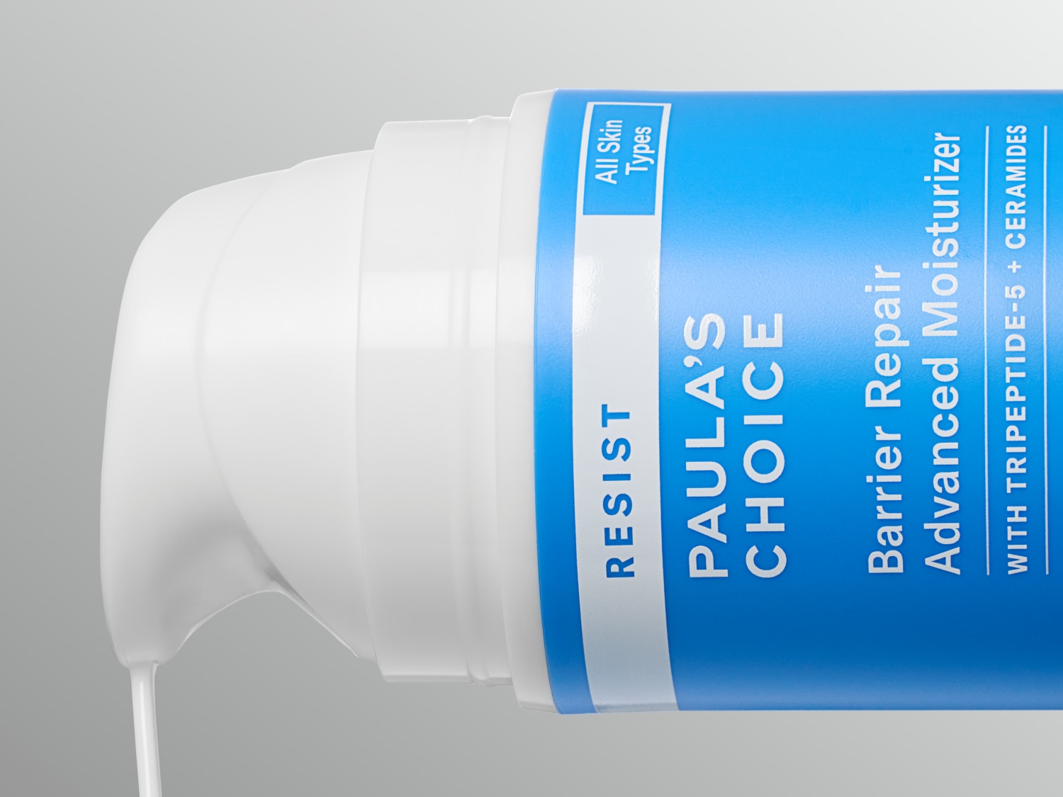 A Paula's Choice Resist Barrier Repair Advanced Moisturizer fehér, műanyag tartályban, kék címkével, amelyen a termék neve és leírása szerepel, minden bőrtípusra alkalmas.