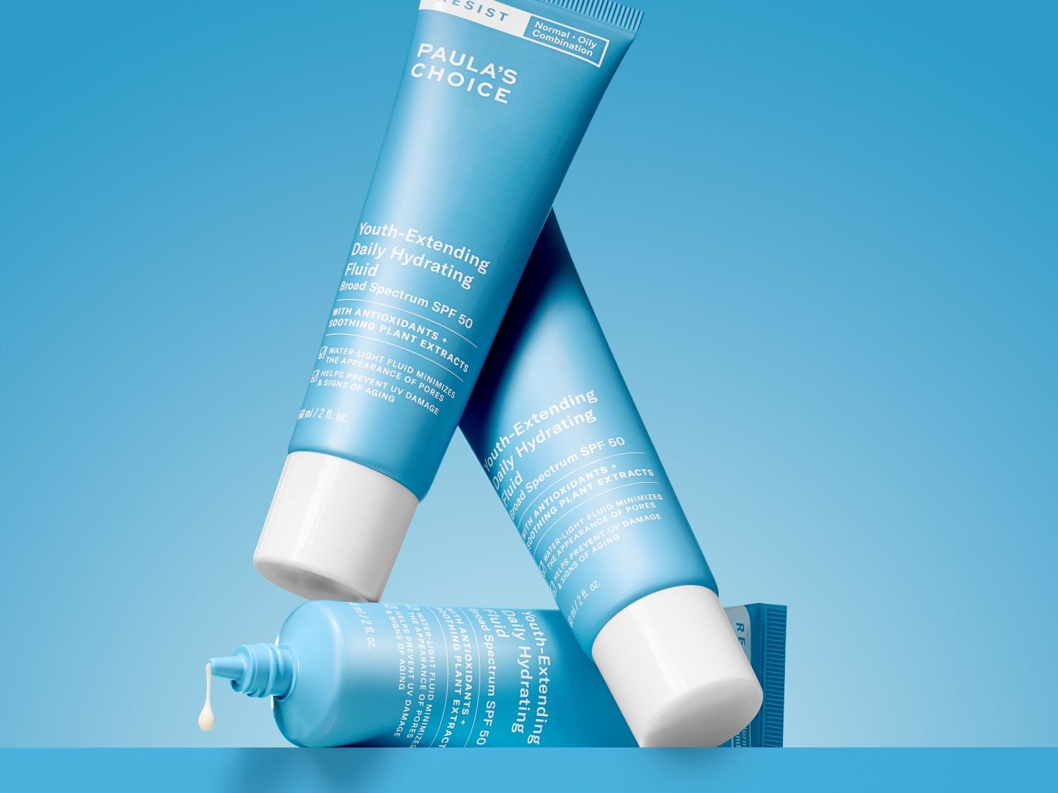 A Paula's Choice Youth-Extending Daily Hydrating Fluid SPF 50 fényvédő kék tubusban, antioxidánsokkal és nyugtató növényi kivonatokkal, amely minimalizálja a pórusok megjelenését és segít megelőzni az UV-károsodást.