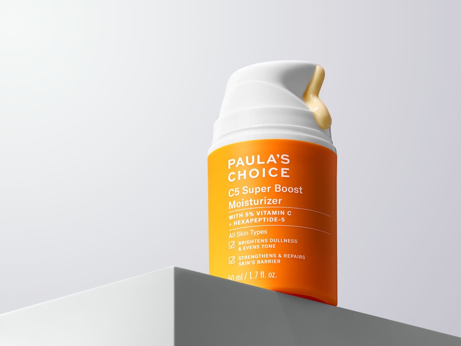 Paula's Choice C5 Super Boost hidratálókrém narancssárga és fehér színű csomagolásban, amely 5% C-vitamint és hexapeptid-5-öt tartalmaz, minden bőrtípusra ajánlott, ragyogóvá teszi a bőrt és erősíti a bőr védőrétegét.