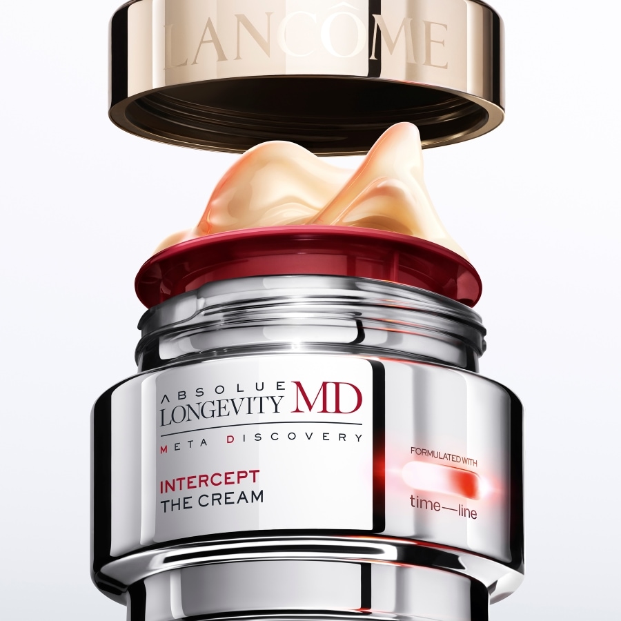 Nahaufnahme einer geöffneten Absolue Longevity MD Creme von Lancôme mit reichhaltiger Textur und luxuriöser Formulierung.