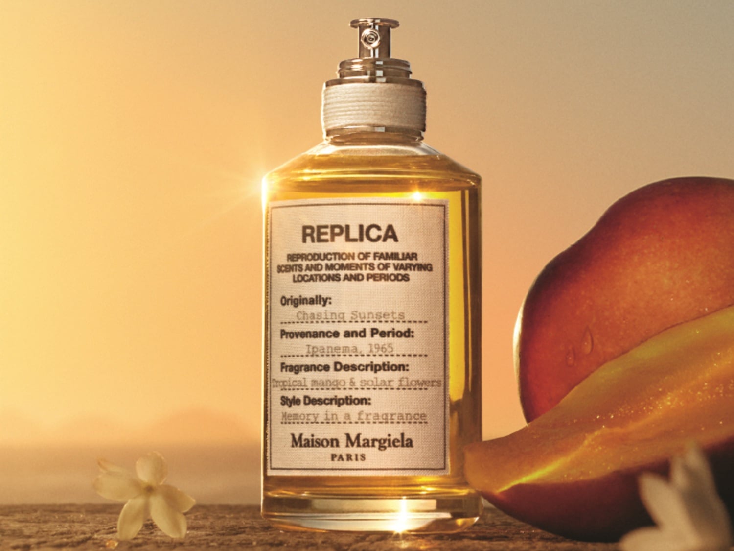 Flakón parfému Replica Chasing Sunsets od Maison Margiela s vôňou tropického manga a slnečných kvetov, evokujúci spomienky na Ipanemu v roku 1965.