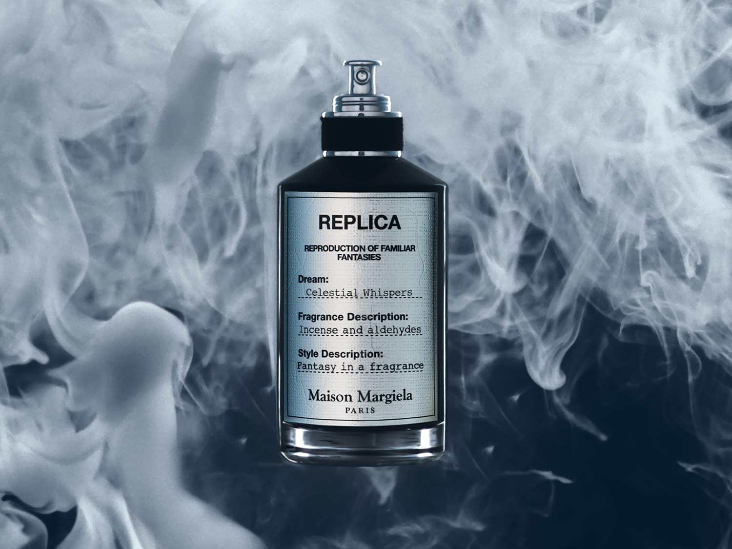 Čierny flakón parfému Maison Margiela nesie názov REPLICA Celestial Whispers s vôňou kadidla a aldehydov, ktorý evokuje fantáziu vo vôni.