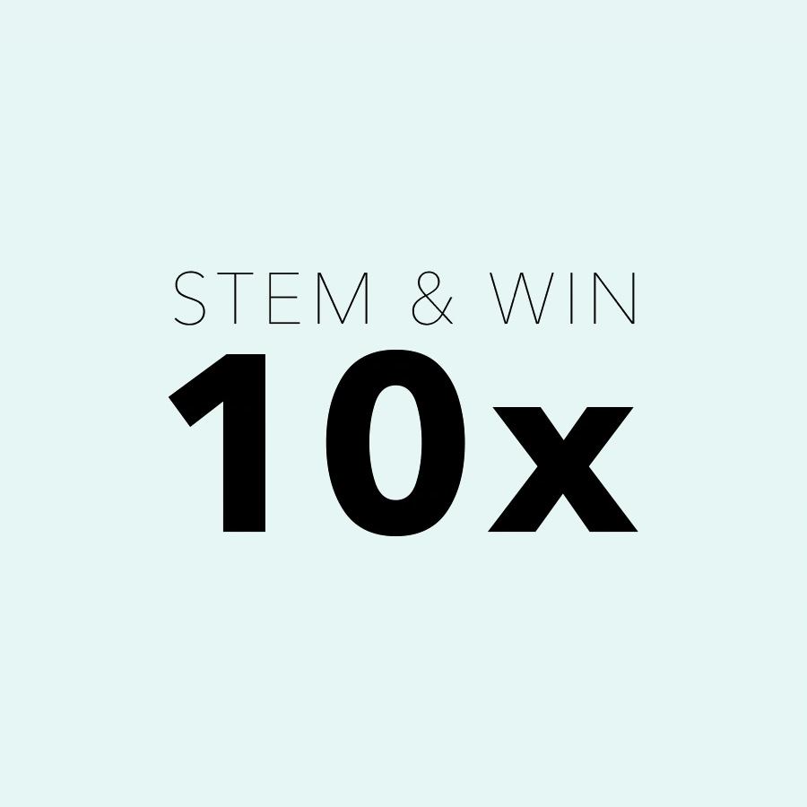 Op een lichtblauwe achtergrond staat de tekst 'STEM & WIN' in zwarte letters, met daaronder '10x' in grote, vetgedrukte zwarte cijfers.