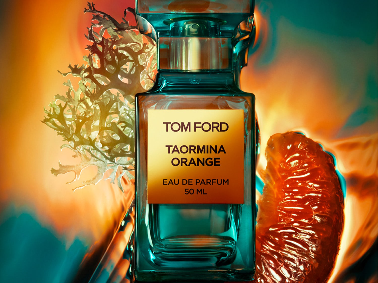 Der türkisfarbene Glasflakon von Tom Ford Taormina Orange Eau de Parfum 50 ml mit goldenem Etikett, umgeben von einer Orangenscheibe und etwas Eichenmoos.