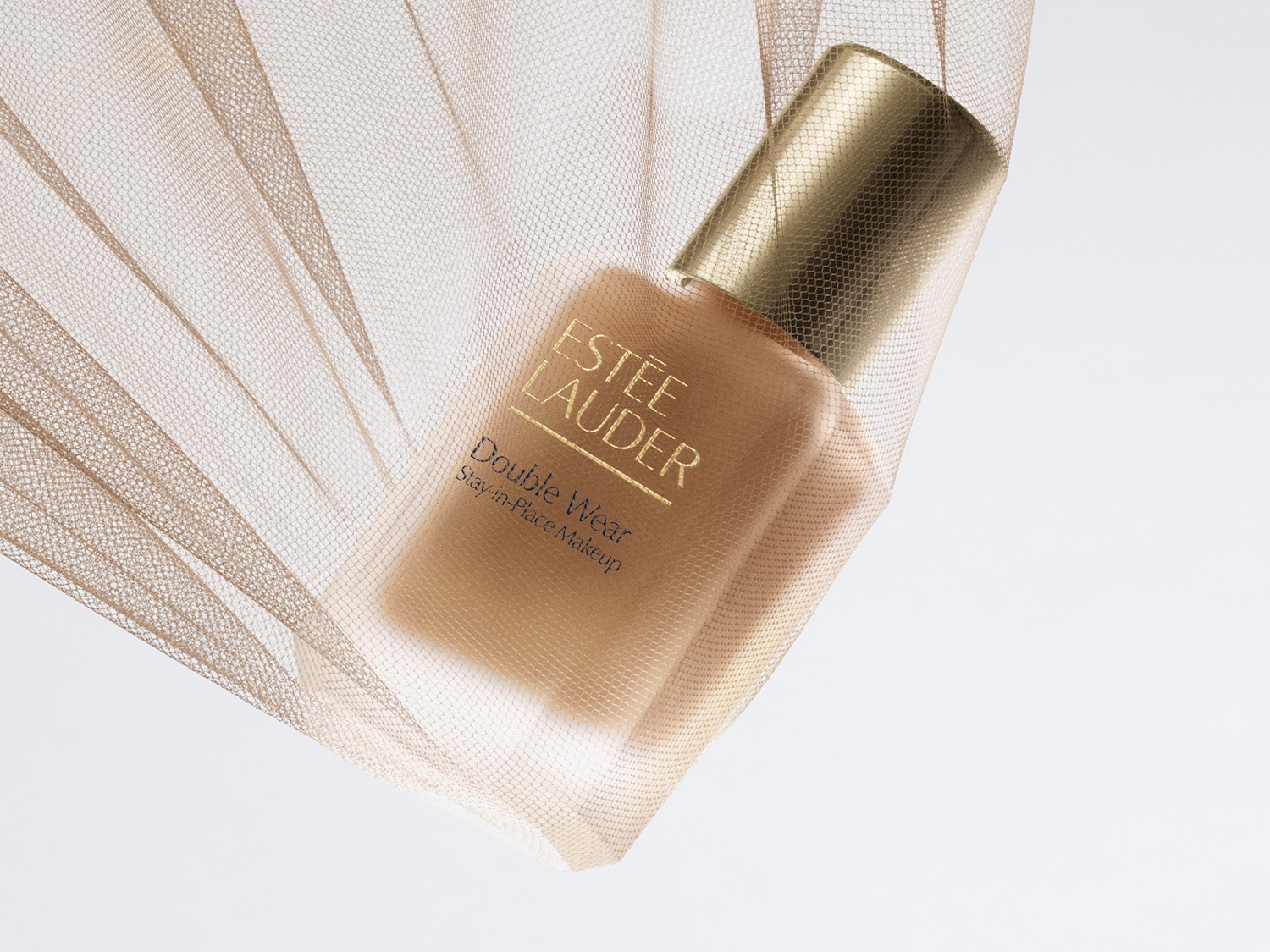 Estée Lauder Double Wear Stay-in-Place Makeup v béžovém odstínu s jemnou síťovinou, která dodává luxusní vzhled.