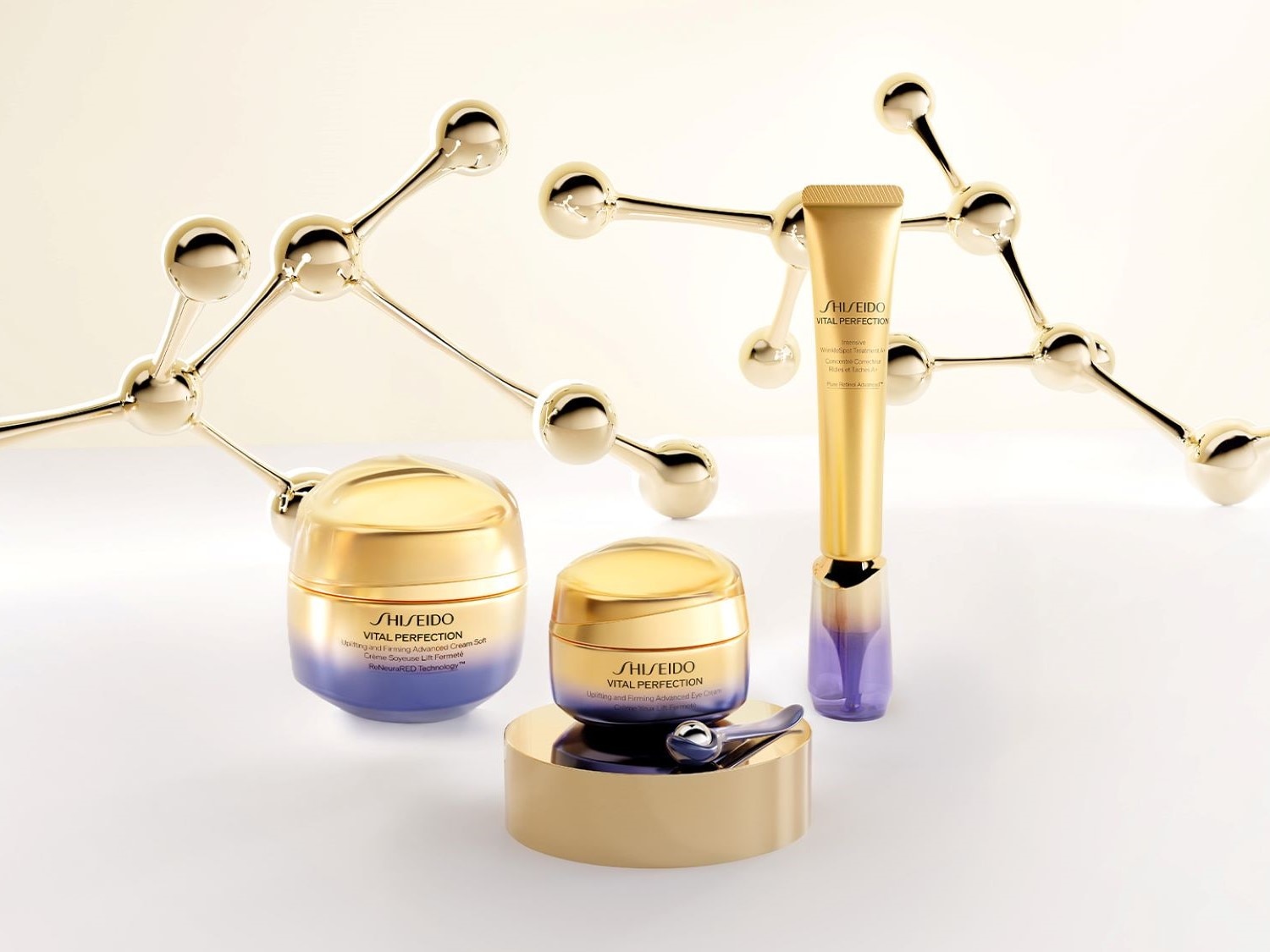 Descoperă Shiseido Vital Perfection, cu creme avansate pentru față și ochi, plus tratamentul intensiv pentru pete, toate într-un ambalaj elegant auriu și violet.