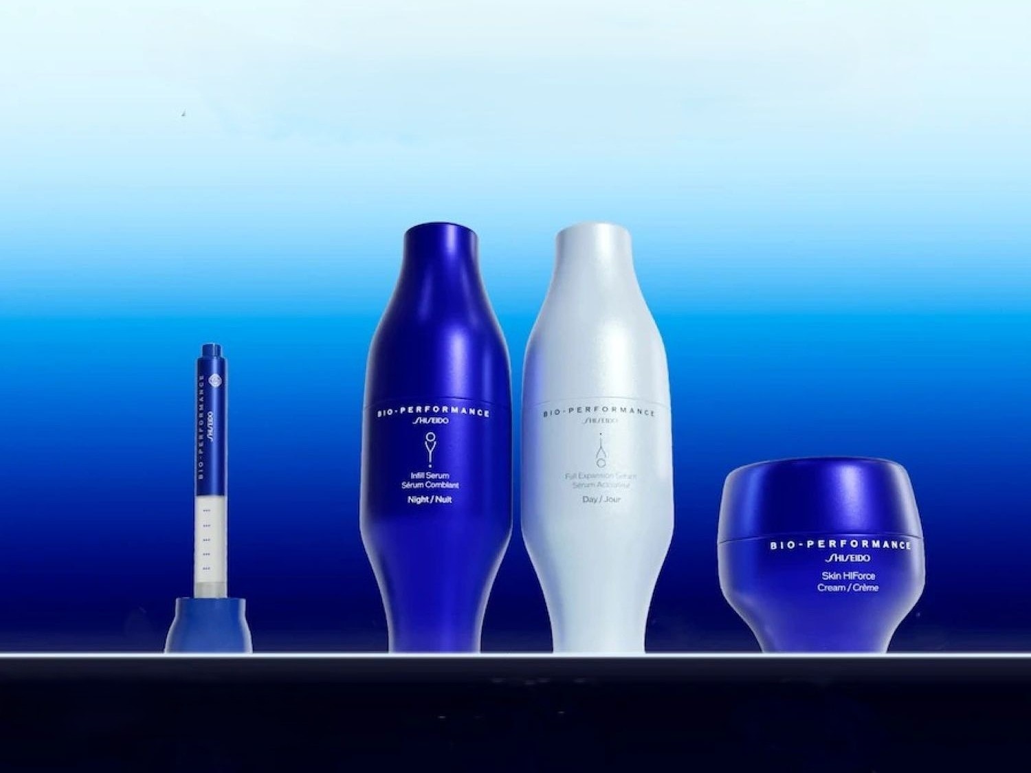 Descoperiți gama Shiseido Bio-Performance, cu serul Infill pentru noapte, serul Full Expansion pentru zi și crema Skin HiForce, toate prezentate în ambalaje elegante, albastre și albe, pentru o rutină completă de îngrijire a pielii.