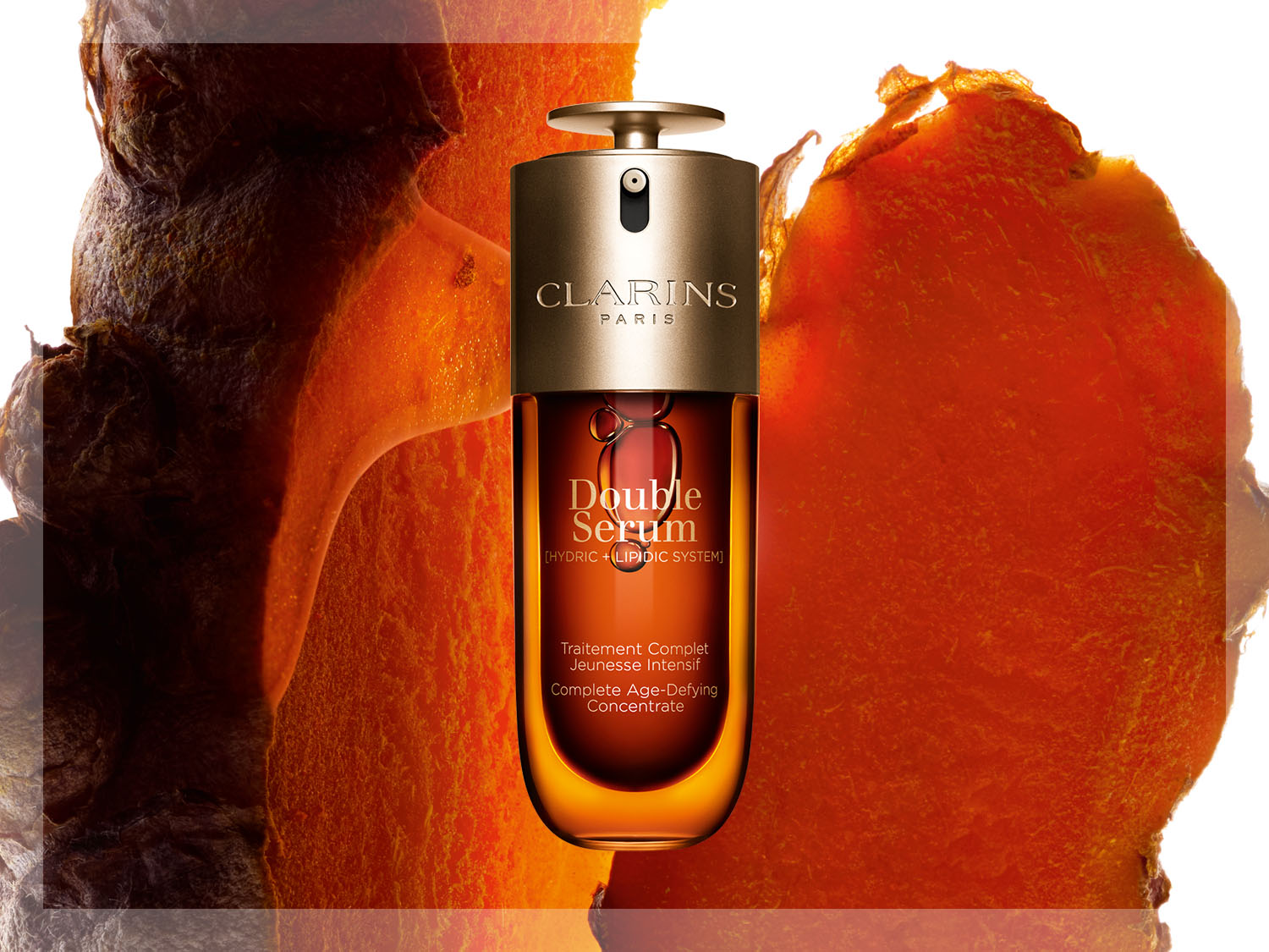 Clarins Double Serum, un concentrat complet anti-îmbătrânire, este prezentat într-o sticlă elegantă, aurie și maro, cu un capac auriu, pe un fundal vibrant de portocaliu și maro.