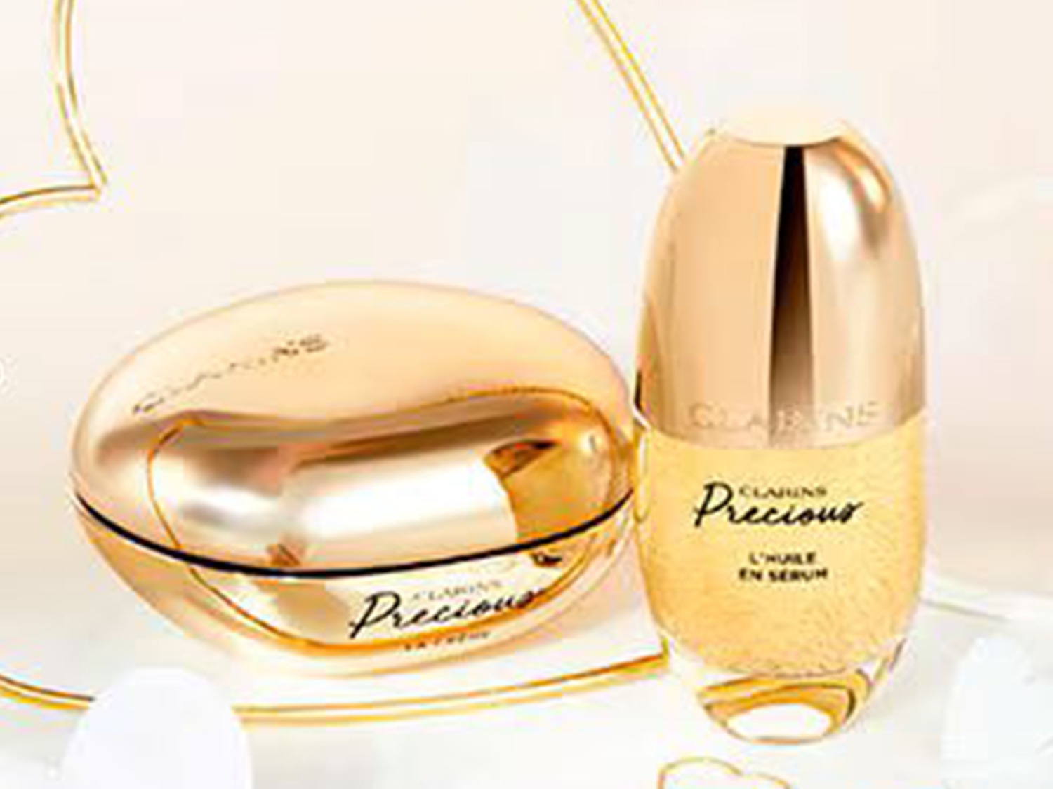 Clarins Precious, prezentat într-un ambalaj auriu elegant, include o cremă și un ulei-ser pentru un ritual de îngrijire prețios.