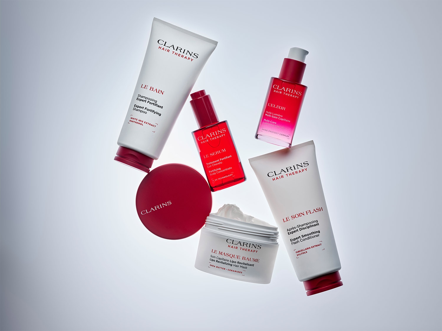 Descoperă gama Clarins Hair Therapy, cu șamponul fortifiant Le Bain, serul concentrat pentru scalp Le Serum, uleiul multi-îngrijire L'Elixir, masca revitalizantă Le Masque Baume și balsamul netezitor Le Soin Flash, toate concepute pentru un păr sănătos și strălucitor.