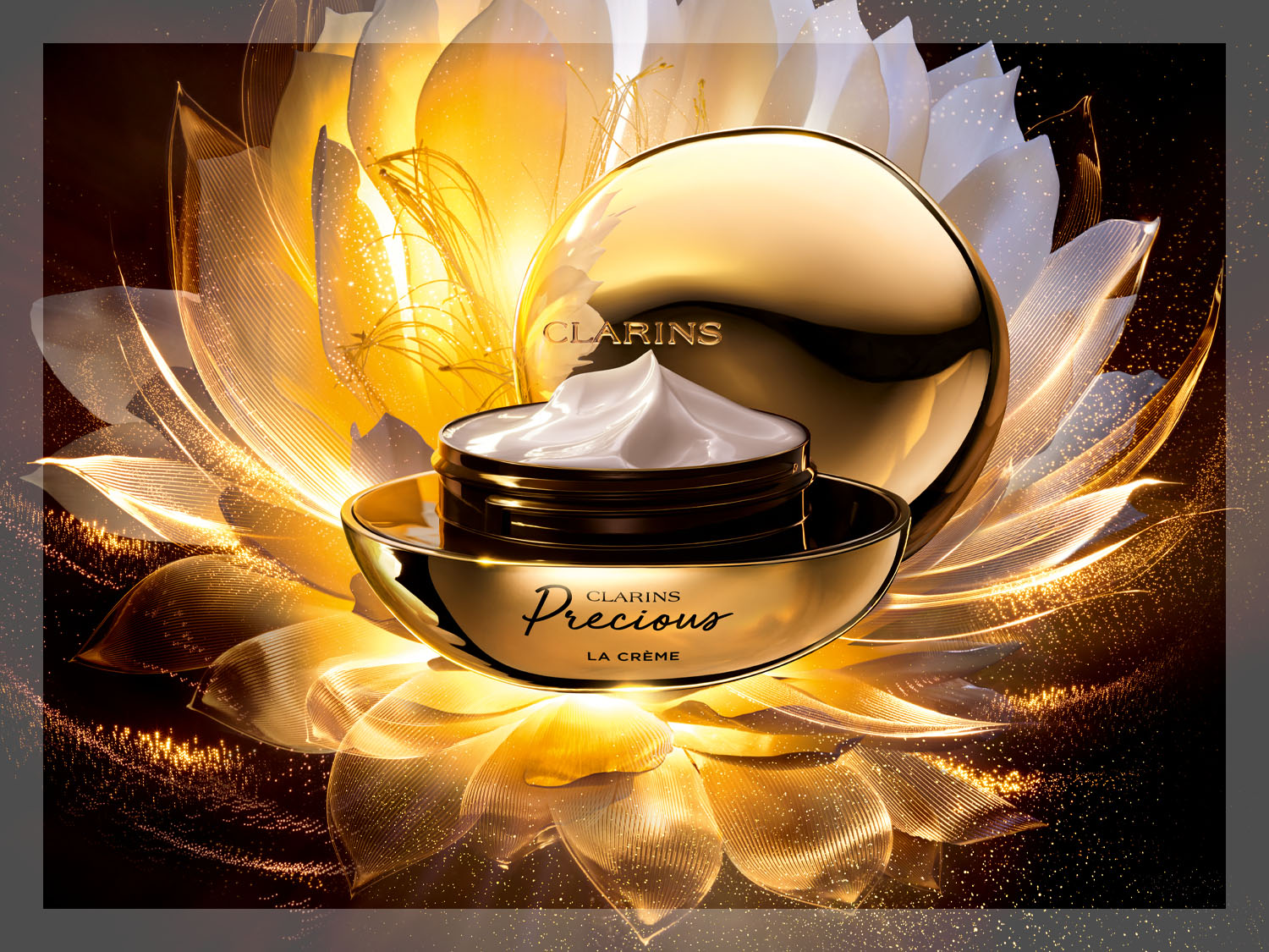 Descoperiți crema Clarins Precious La Crème, prezentată într-un recipient auriu elegant, cu o textură bogată și cremoasă, așezată pe petale aurii strălucitoare, evocând luxul și eficacitatea.