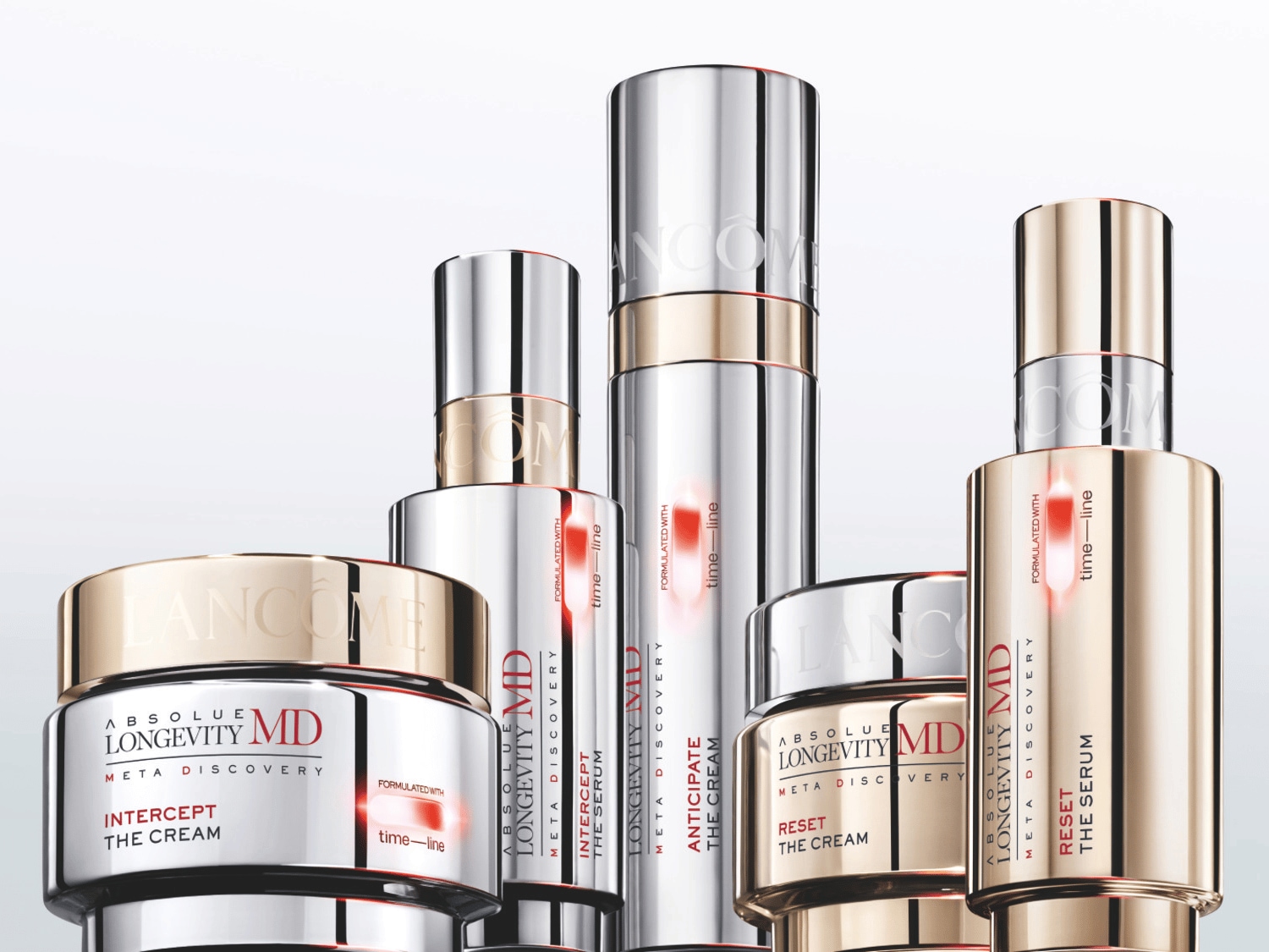 Řada pleťové kosmetiky Lancôme Absolue Longevity MD Meta Discovery s krémy a séry ve stříbrno-zlatých obalech.