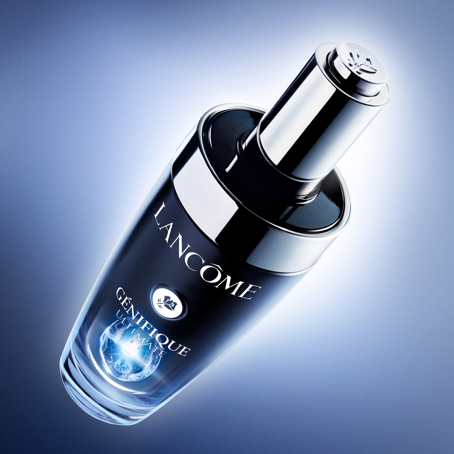 Lahvička Lancôme Génifique Ultimate s černým tělem a stříbrným aplikátorem slibuje ultimátní péči o pleť.