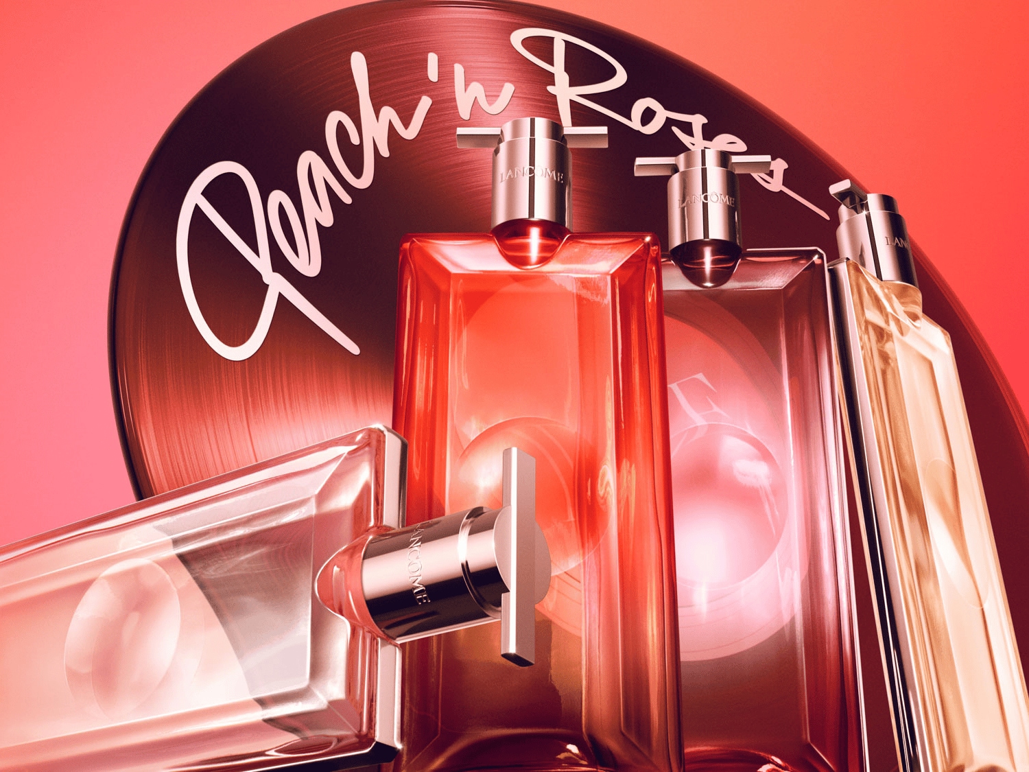 Na červeném pozadí stojí flakony parfému Lancôme La Vie Est Belle v odstínech broskvové a růžové, doplněné o vinylovou desku s nápisem Peach'n Rose.