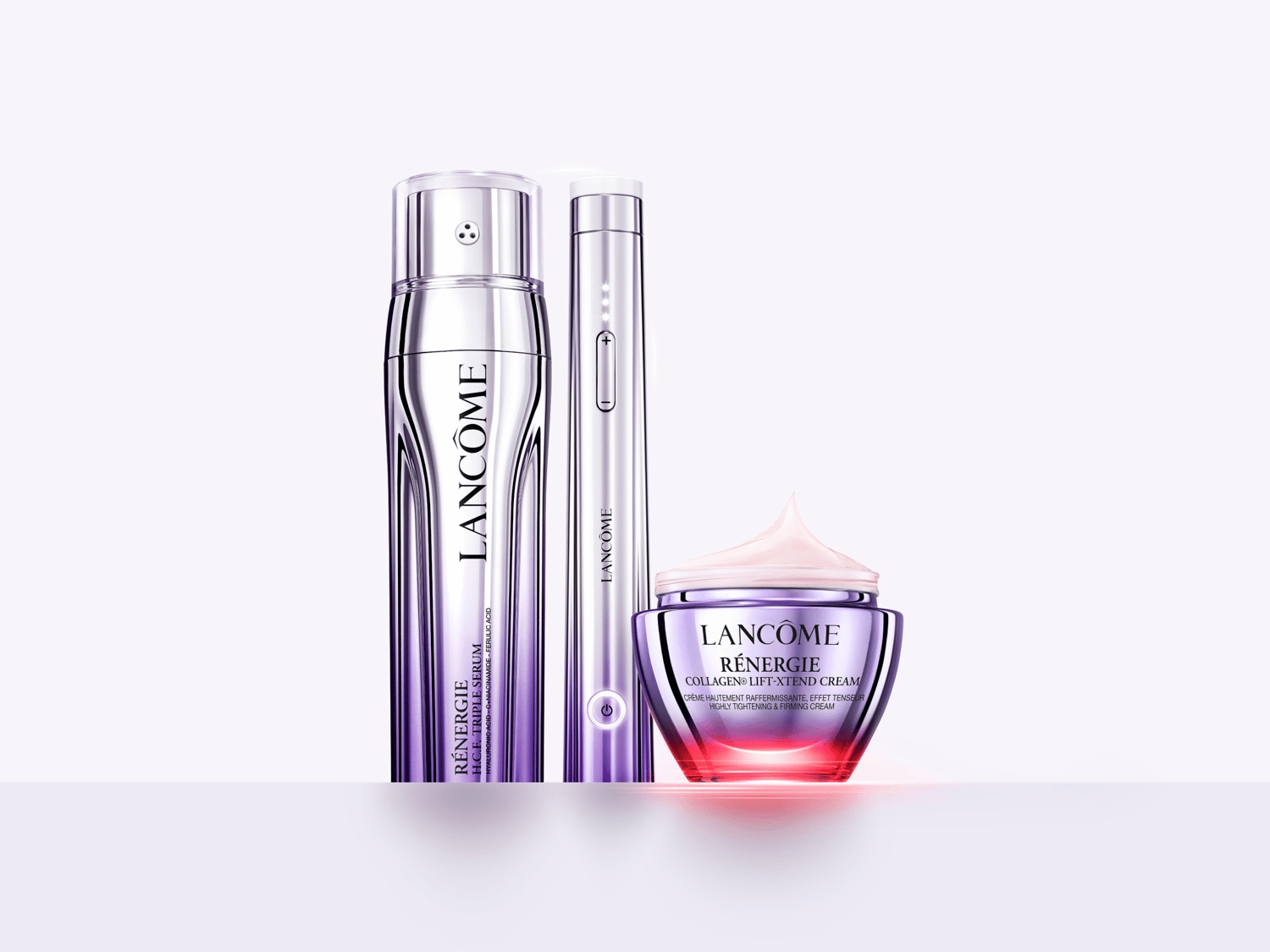 Tři produkty péče o pleť Lancôme Rénergie: sérum v stříbrné lahvičce, oční péče v tubě a krém v purpurové sklenici s bílým krémem nahoře.