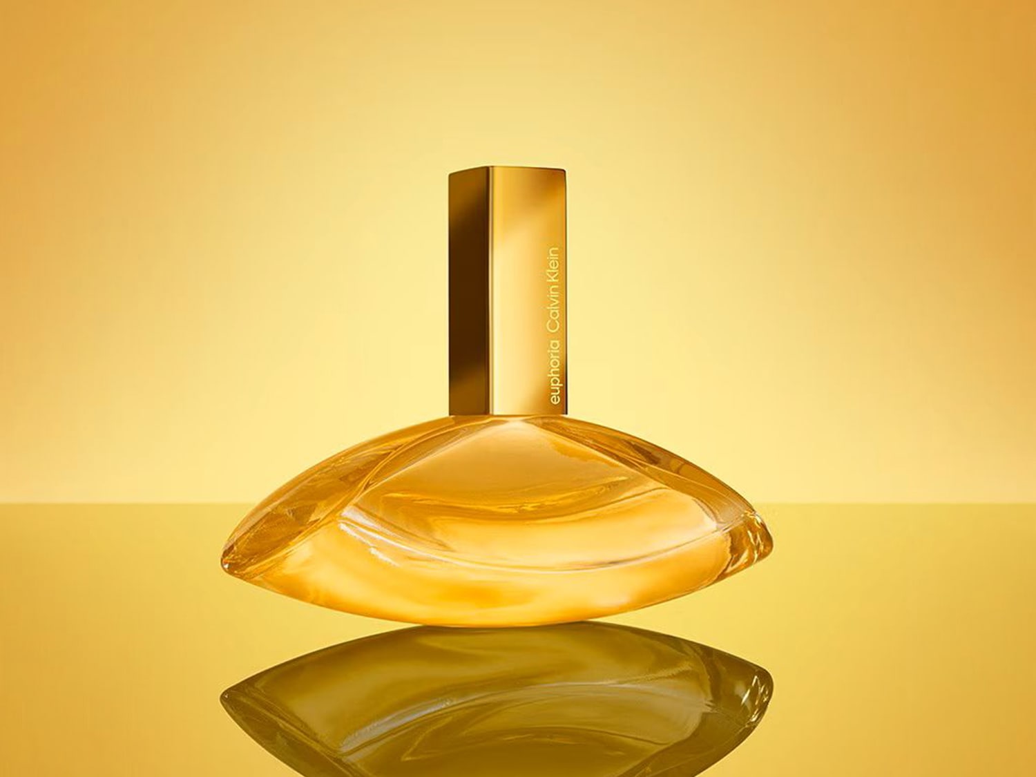 Sticlă de parfum Calvin Klein Euphoria, cu un design elegant și o nuanță aurie, reflectând luxul și rafinamentul.
