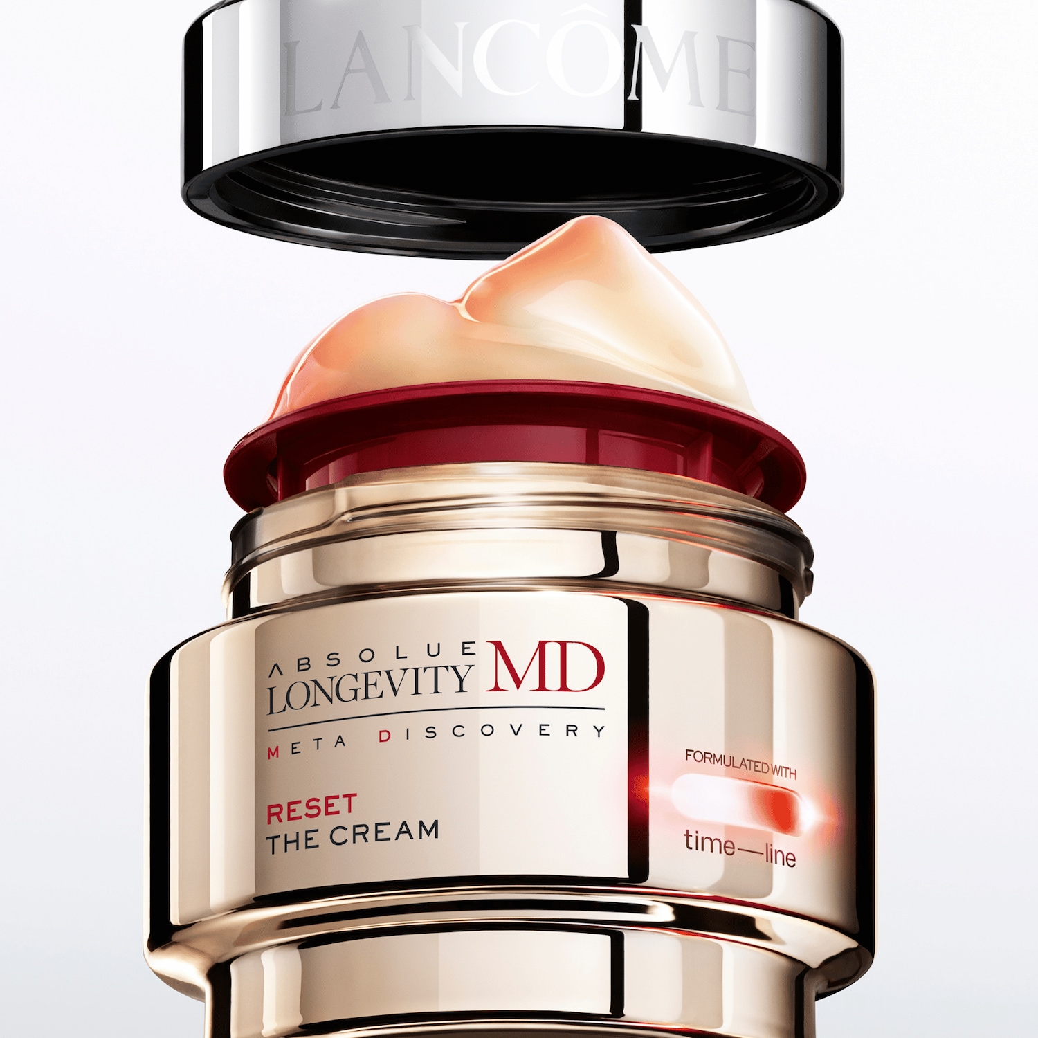 Zlatavý krém Lancôme Absolue Longevity MD Meta Discovery Reset The Cream s otevřeným stříbrným víčkem odhaluje bohatou texturu.
