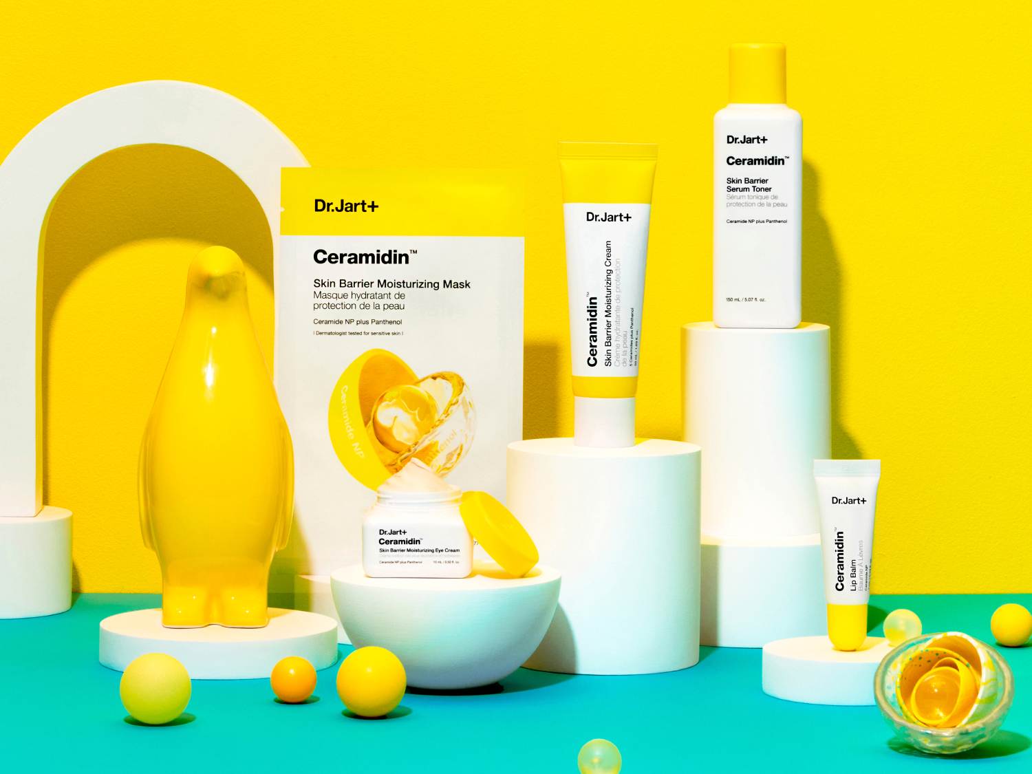 Żółty zestaw produktów do pielęgnacji skóry Dr.Jart+ Ceramidin™ obejmuje maskę nawilżającą, krem pod oczy, krem nawilżający, serum tonik i balsam do ust.