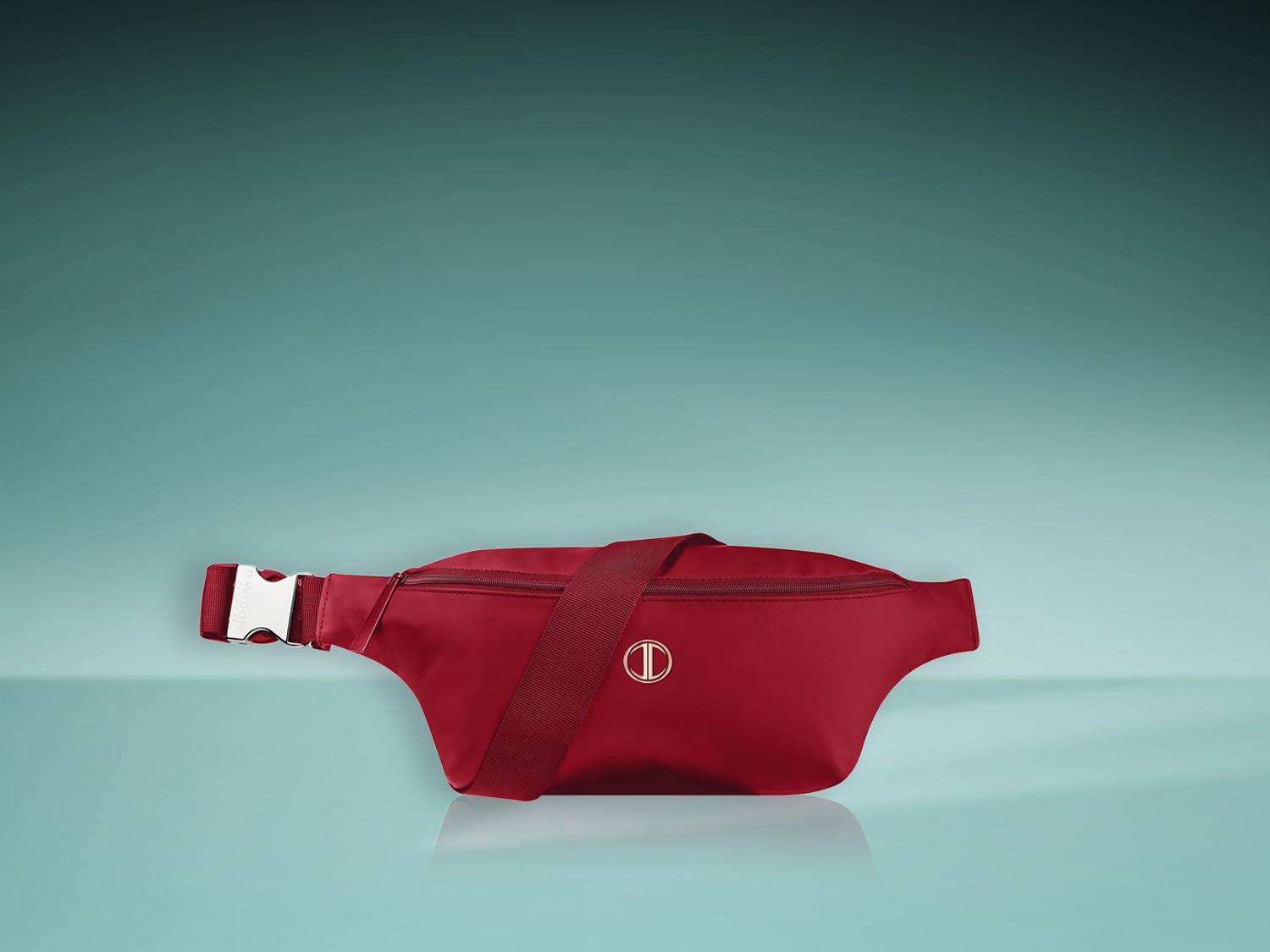 Eine rote Bauchtasche mit einem verstellbaren Riemen und einem silbernen Schnallenverschluss liegt vor einem hellblauen Hintergrund.