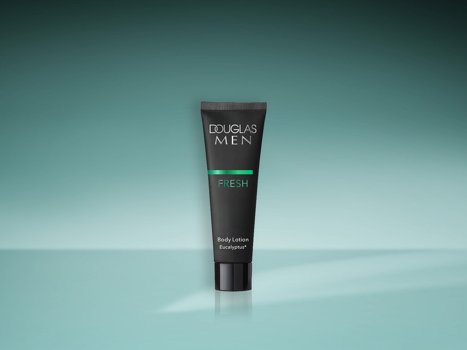 Douglas Men Fresh Bodylotion Eucalyptus in einer schwarzen Tube mit grüner Aufschrift vor einem hellblau-grünem Hintergrund.