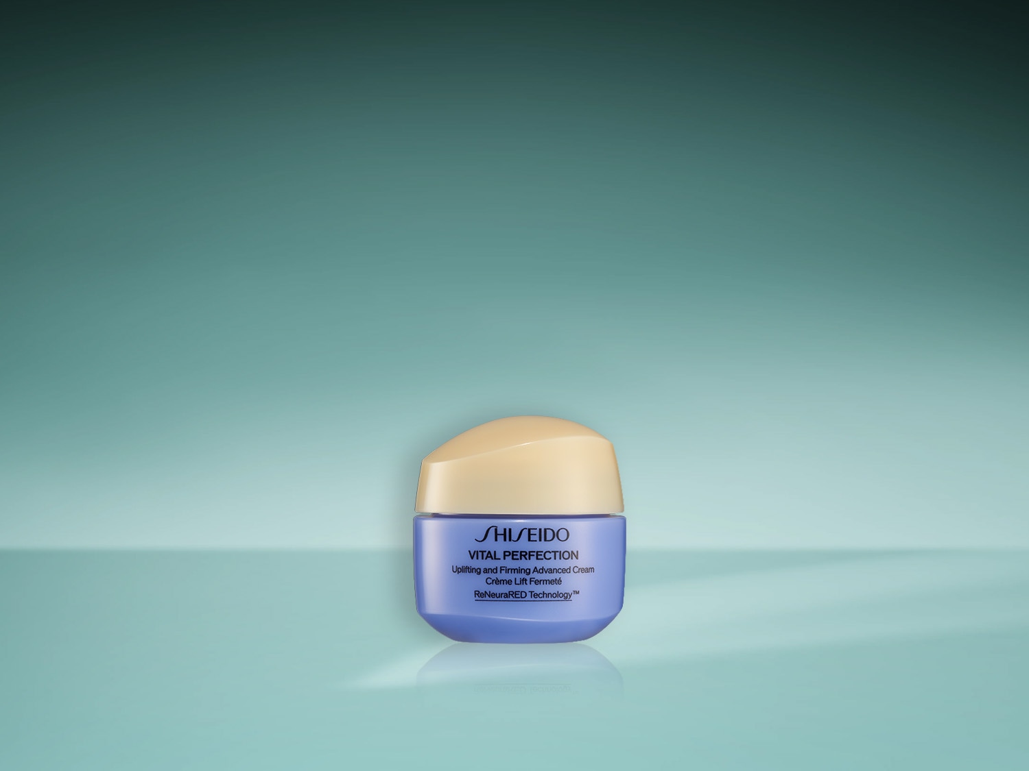 Shiseido Vital Perfection Lifting und Straffende Aufbaucreme in einer lila Dose mit beigem Deckel, die für ein jugendlicheres Aussehen sorgt.