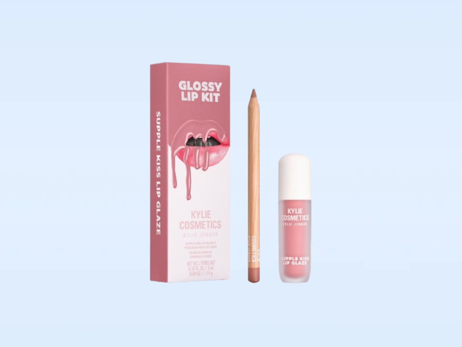 Kit labbra lucido Kylie Cosmetics Supple Kiss Lip Glaze, con confezione rosa, matita labbra color legno e lucidalabbra in flacone traslucido.