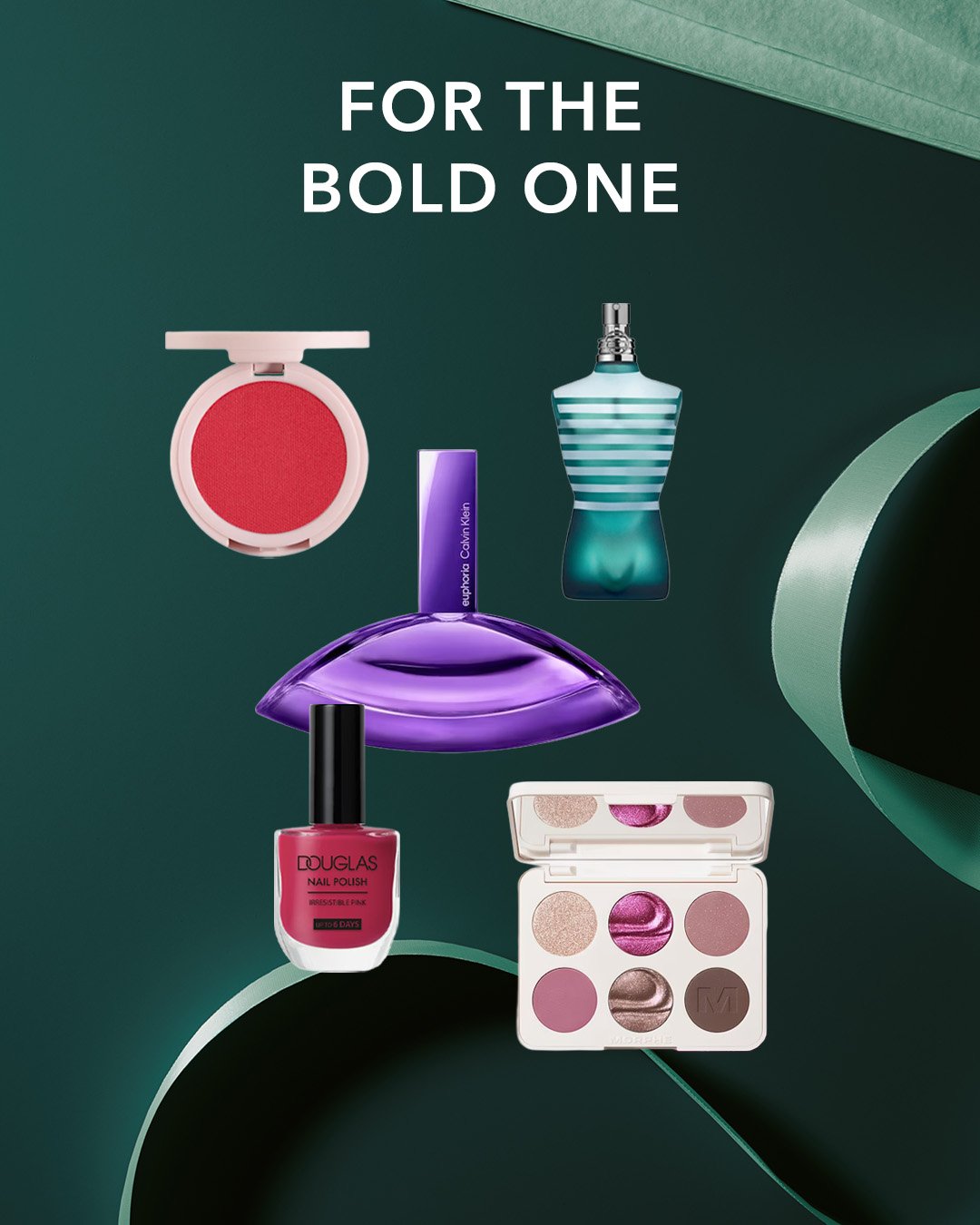 Entdecken Sie eine Auswahl an Schönheitsprodukten, darunter ein rotes Rouge, ein lila Parfüm von Calvin Klein, ein blaues Parfüm in Form eines männlichen Oberkörpers, ein roter Nagellack von Douglas und eine Lidschattenpalette mit sechs Farben in Rosa- und Brauntönen, alles vor einem dunkelgrünen Hintergrund mit dem Text „FOR THE BOLD ONE“.