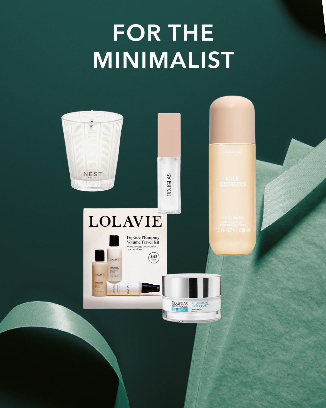 Entdecken Sie die "For the Minimalist" Kollektion mit einer Nest Kerze, Douglas Lipgloss, Kylie Cosmetics Sweet Éclair, einem Lolavie Peptide Plumping Volume Travel Kit und Douglas Skin Focus Rich Cream, alles auf einem dunkelgrünen Hintergrund mit einem grünen Band.