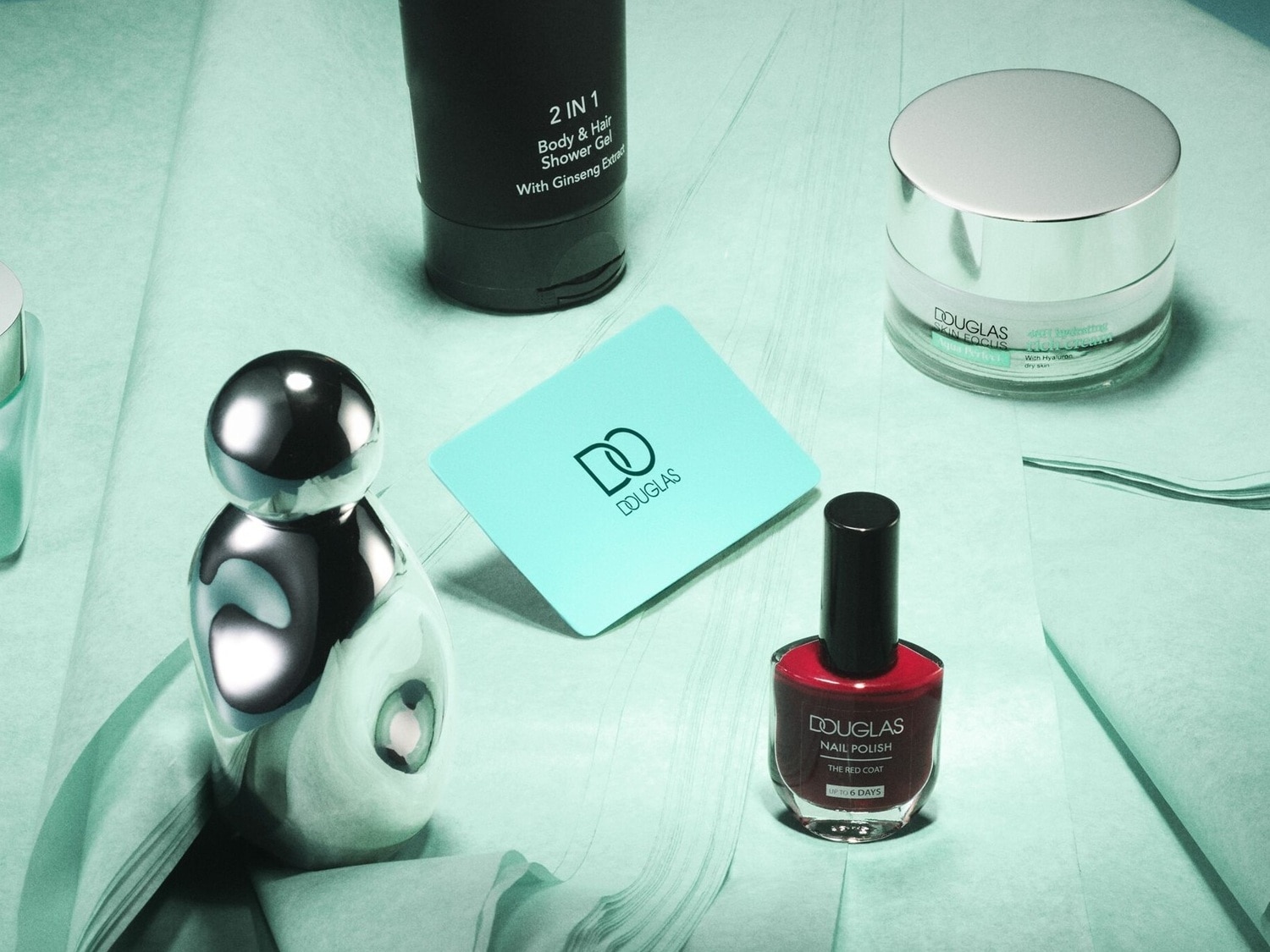 Šiame asortimente rasite „Douglas 2 in 1 Body & Hair Shower Gel“ su ženšenio ekstraktu, „Douglas Skin Focus Anti-Hydrating Cream“ su hialuronu sausai odai, „Douglas Nail Polish The Red Coat“ ir elegantišką kvepalų buteliuką, kurie puikiai tinka kasdienei priežiūrai.