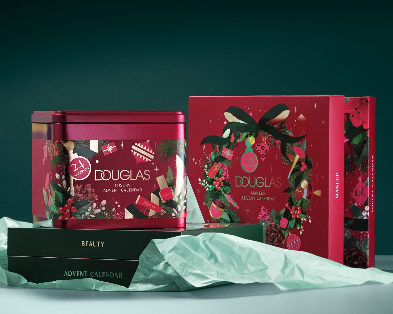 „Douglas Luxury Advent Calendar“ yra raudonos spalvos, stačiakampio formos, su 24 staigmenomis, papuoštas šventiniais motyvais ir pastatytas ant tamsiai žalios dėžutės su užrašu „Beauty Advent Calendar“.