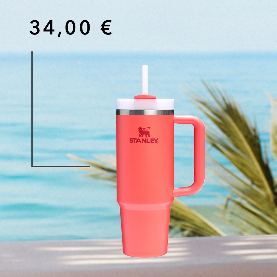 Dieser korallenrote Stanley Becher mit Henkel und Strohhalm kostet 34,00 €.