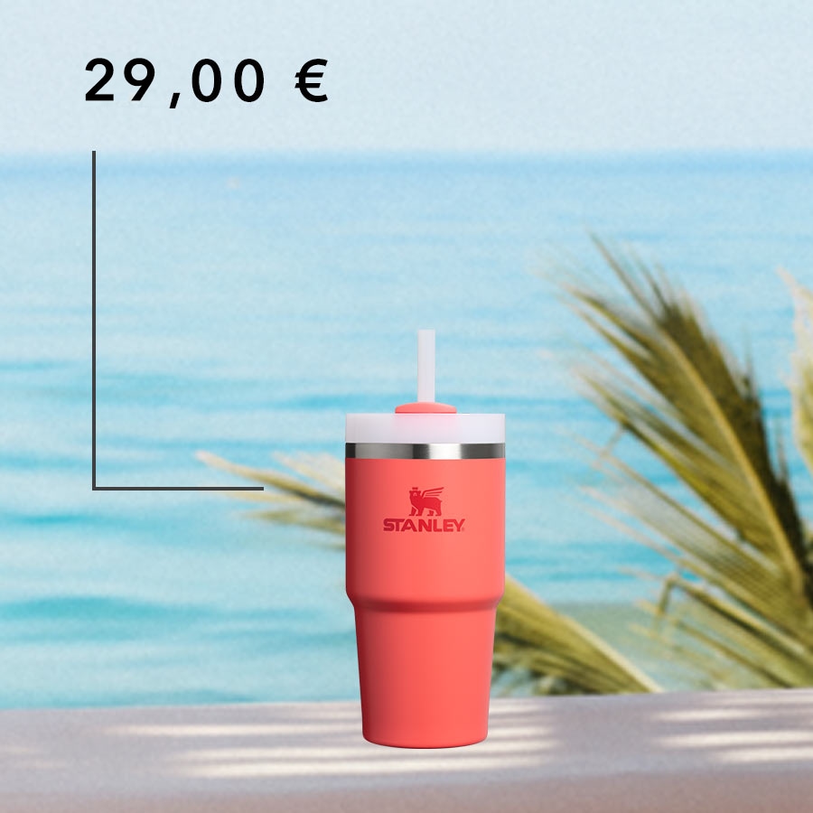 Genießen Sie Ihr Lieblingsgetränk mit diesem korallenroten Stanley Becher für 29,00 €, komplett mit Deckel und Strohhalm, perfekt für unterwegs.