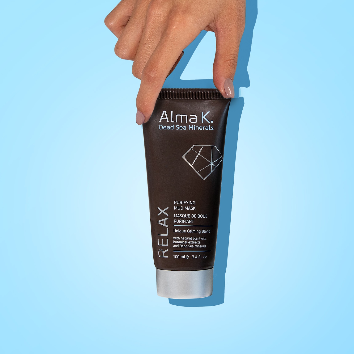 Ecco la maschera di fango purificante Alma K. Dead Sea Minerals, un'esclusiva miscela calmante con oli vegetali naturali, estratti botanici e minerali del Mar Morto, in una confezione marrone da 100 ml.
