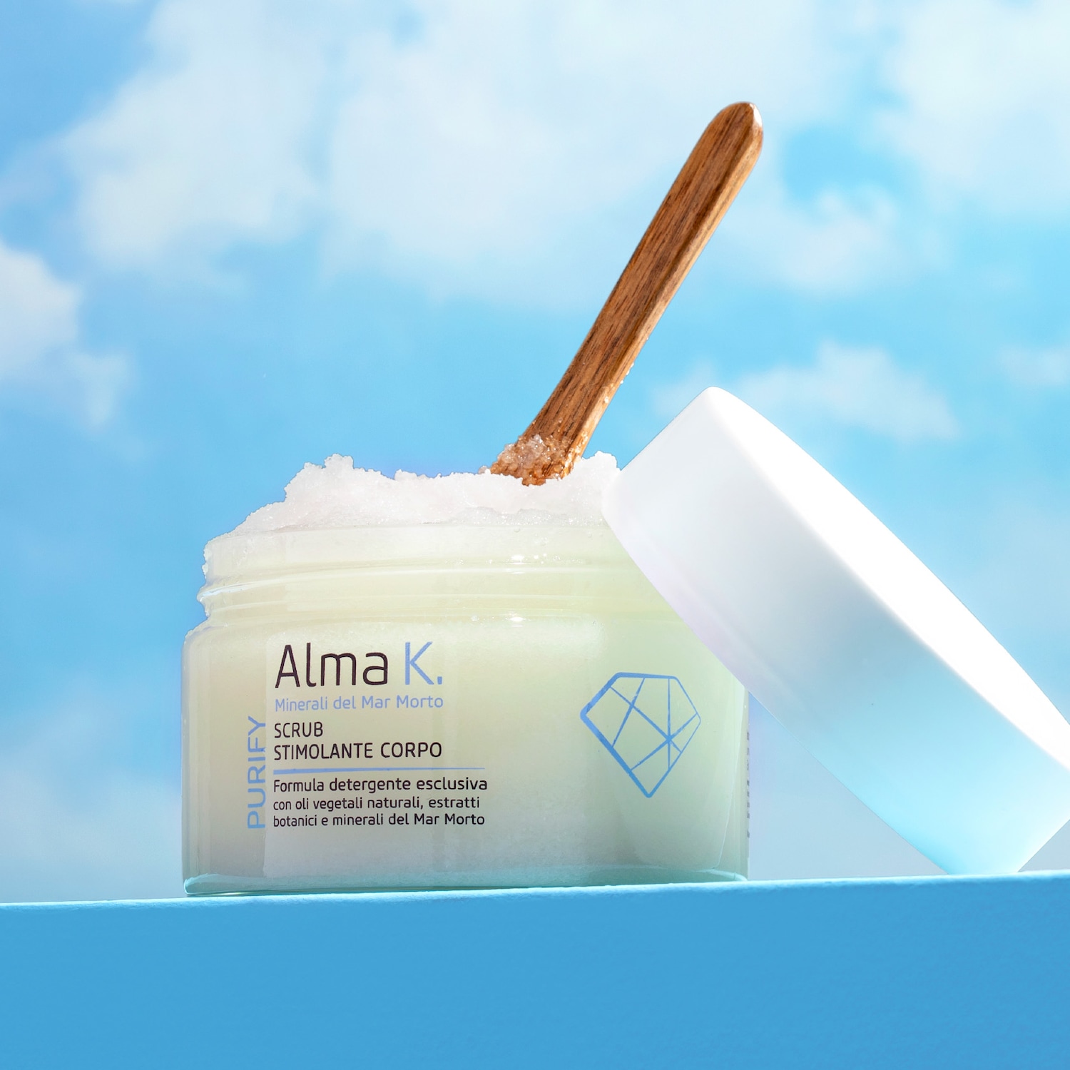 Ecco lo scrub corpo stimolante Alma K., arricchito con minerali del Mar Morto, oli vegetali naturali ed estratti botanici, per una formula detergente esclusiva.