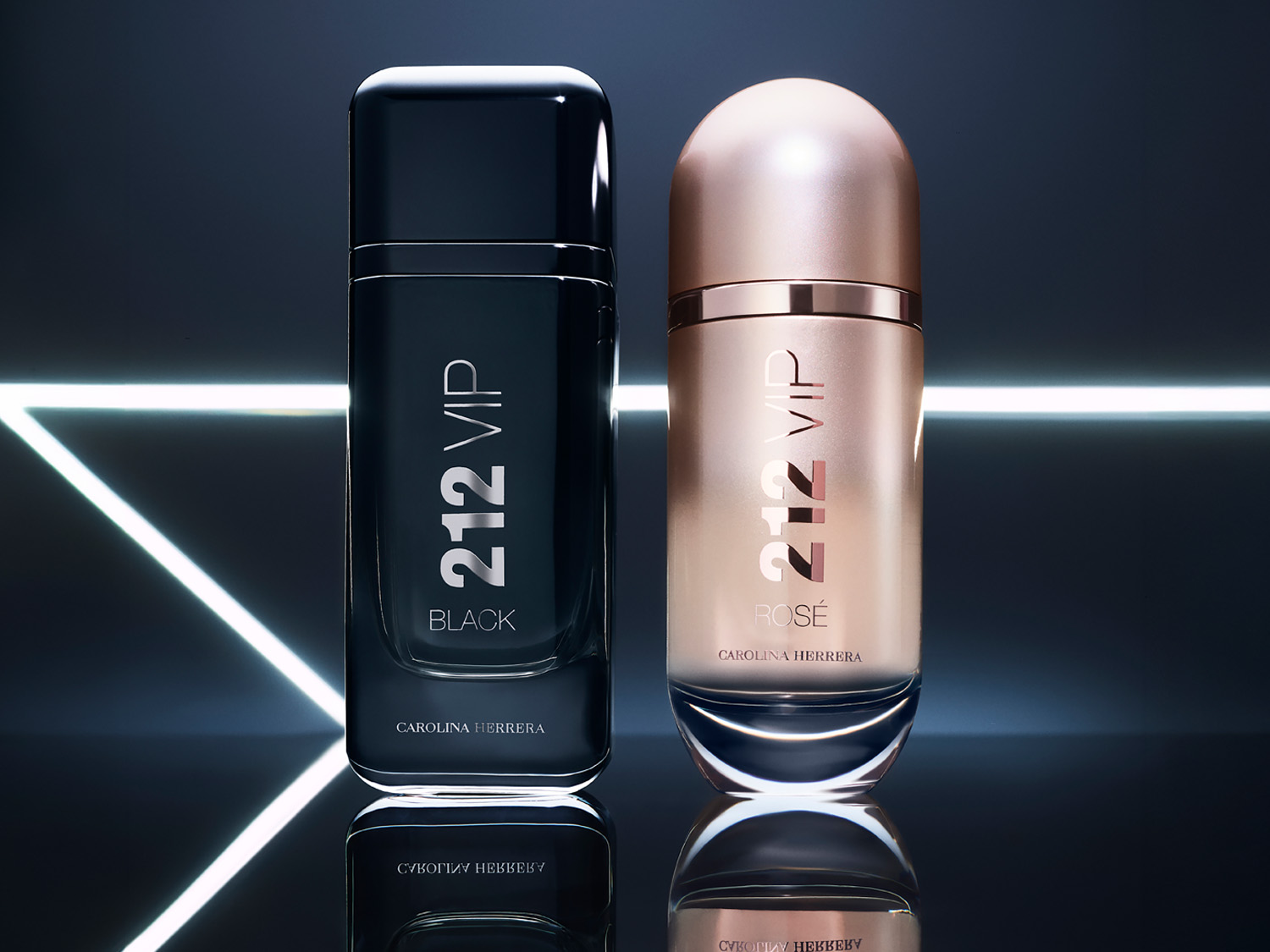 Două sticle de parfum Carolina Herrera 212 VIP, una neagră cu text argintiu „212 VIP BLACK” și una roz auriu cu text roz auriu „212 VIP ROSÉ”, stau pe o suprafață reflectorizantă cu lumini neon albe în fundal.