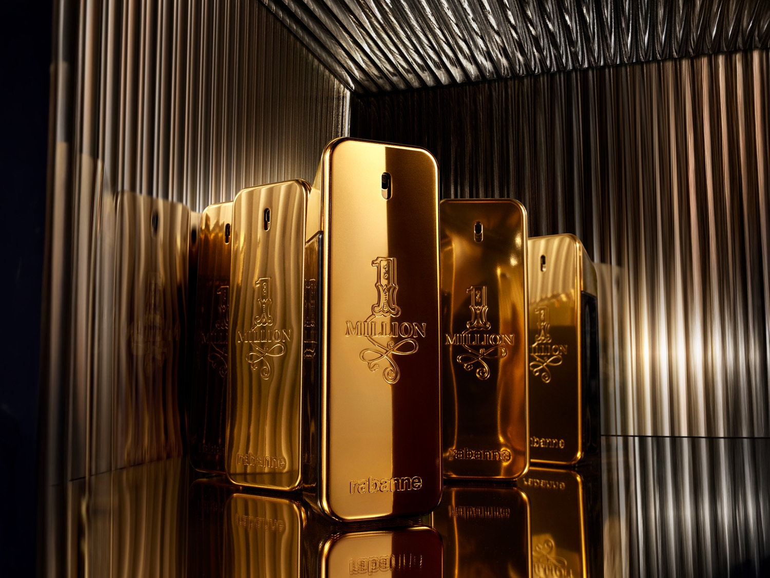 Prezentare a parfumului 1 Million de la Rabanne, cu flacoane aurii ce reflectă lux și opulență, perfect pentru a atrage atenția.