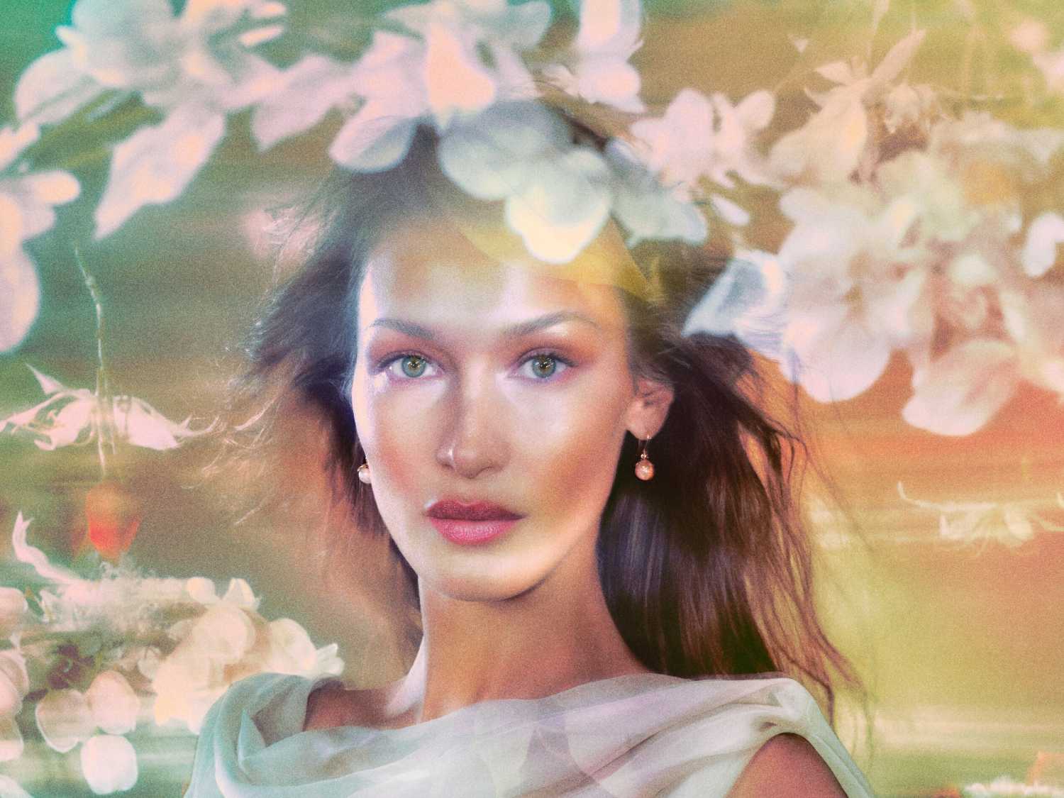 Portret kobiety z brązowymi włosami, zielonymi oczami i różowymi ustami, ozdobionej kwiatami, emanujący naturalnym pięknem.