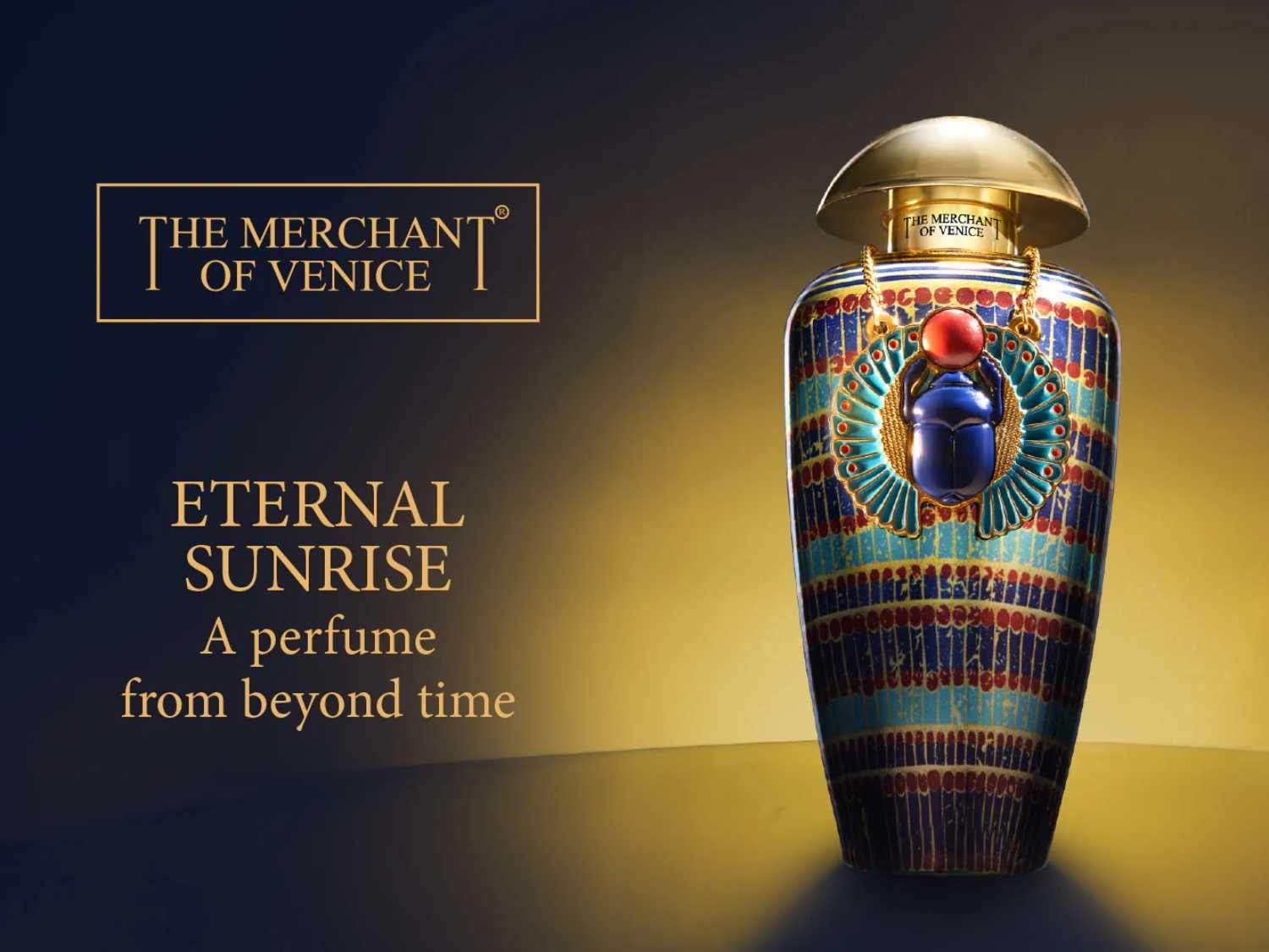 Butelka perfum The Merchant of Venice Eternal Sunrise o pojemności 100 ml ma złoty korek i jest ozdobiona niebieskim skarabeuszem na tle złotych i czerwonych pasków.
