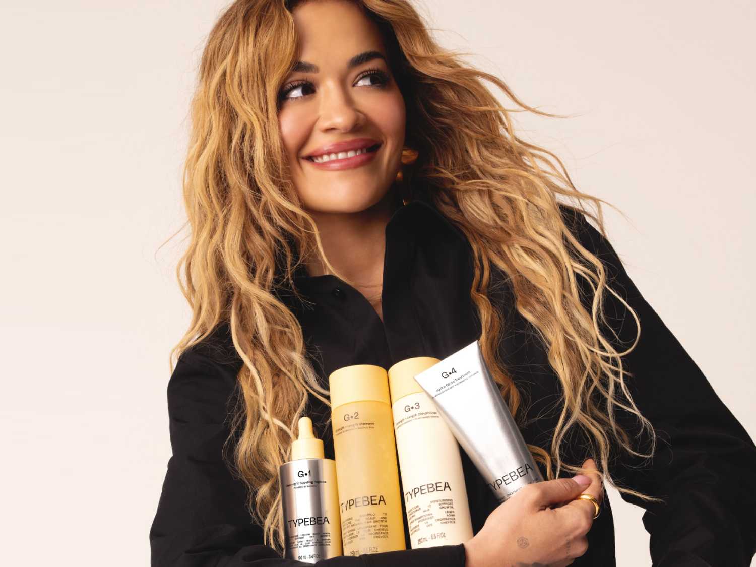 Rita Ora prezentuje linię produktów do włosów TYPEBEA: G+1 Overnight Boosting Peptide, G+2 Strength Shampoo, G+3 Strength Conditioner i G+4 Hydra-Gloss Treatment.