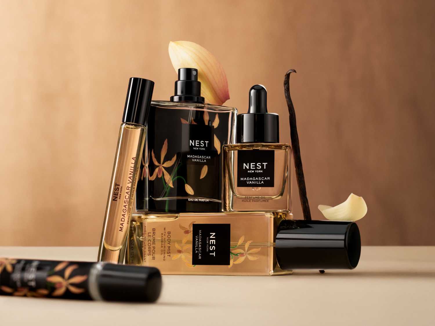 Kolekcja Nest New York Madagascar Vanilla obejmuje wodę perfumowaną, olejek perfumowany, mgiełkę do ciała i perfumy w roll-onie, wszystkie w eleganckich opakowaniach z motywem kwiatowym.