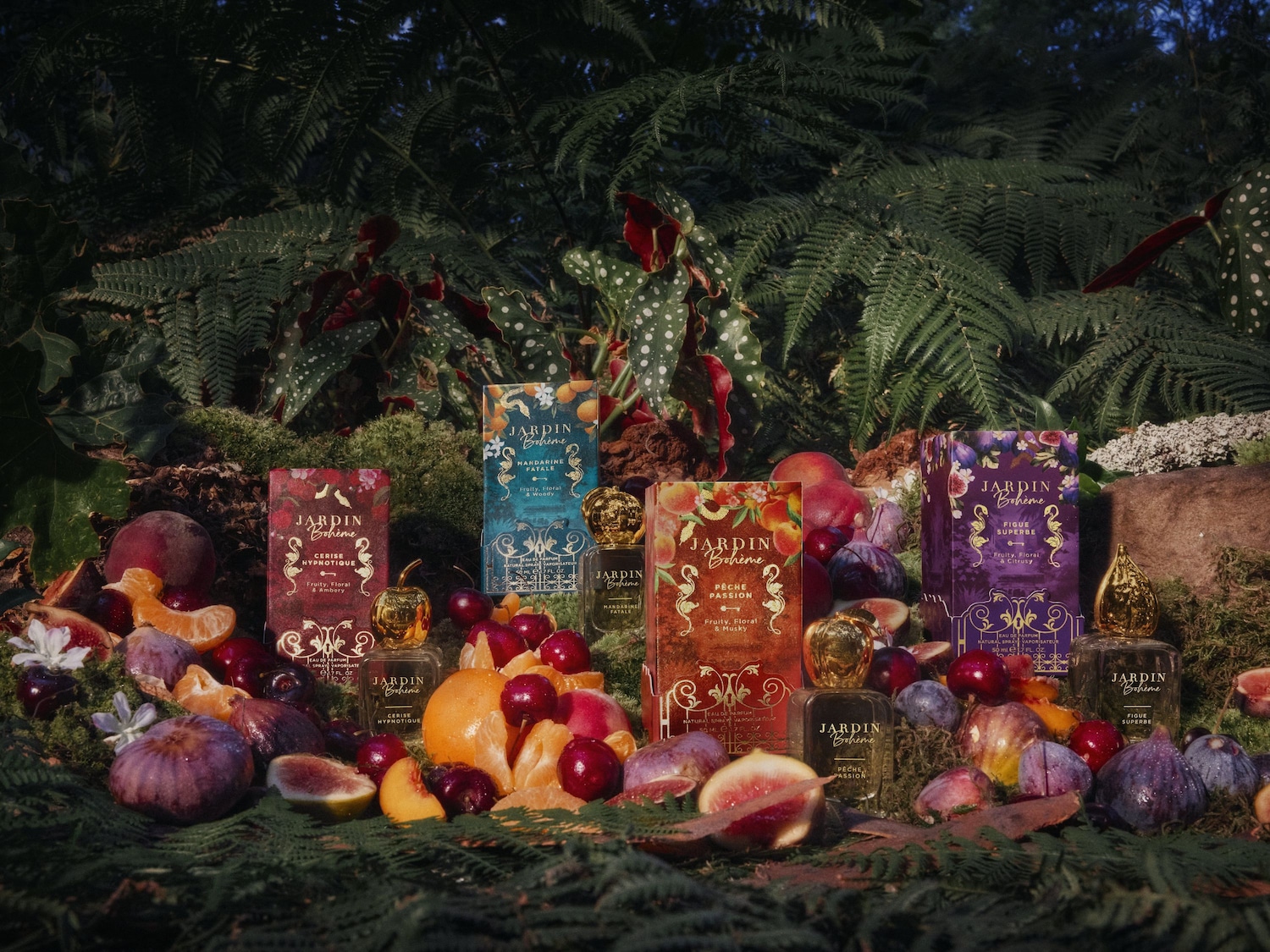 Entdecken Sie Jardin Bohème Parfums, eingebettet in üppiges Grün, mit Noten von Kirsche, Mandarine, Pfirsich und Feige, die ein fruchtig-blumiges Dufterlebnis versprechen.