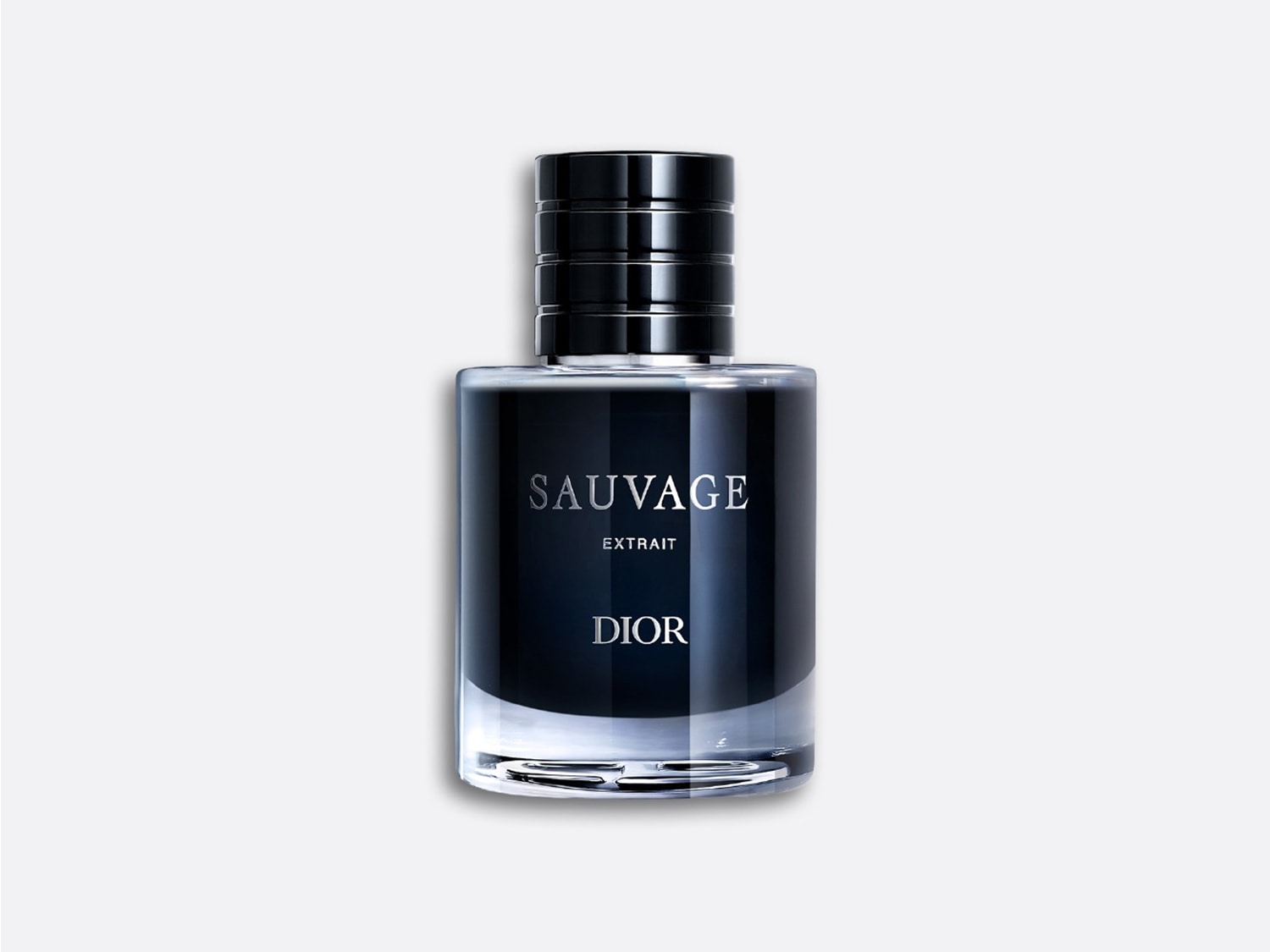 De Dior Sauvage Extrait parfumfles is een elegante, donkerblauwe glazen fles met een zwarte dop, perfect voor de moderne man.
