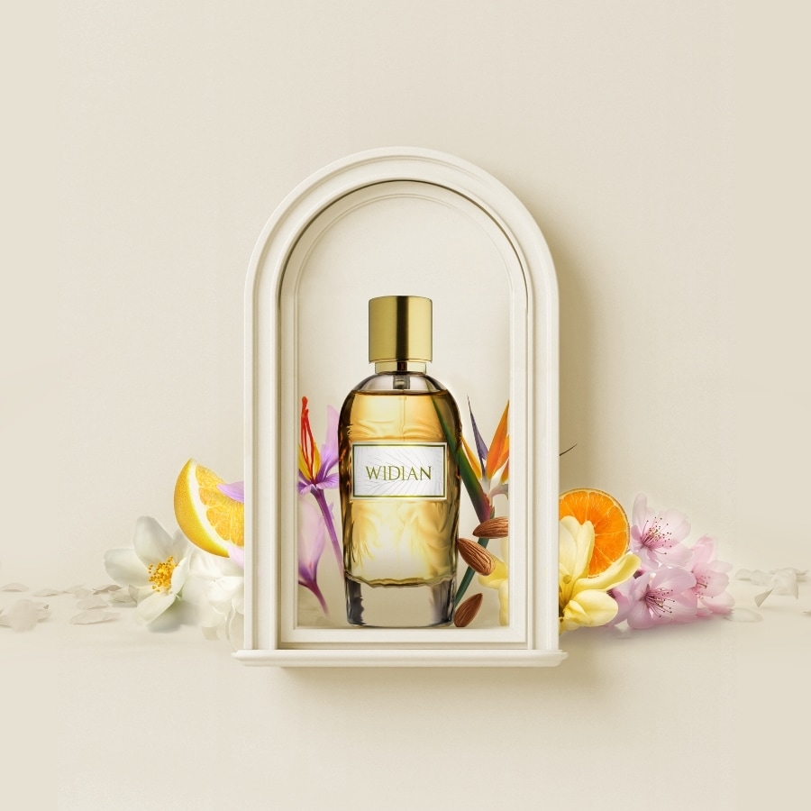 Ein Flakon Widian-Parfüm mit goldenem Verschluss steht in einem weißen Rahmen, umgeben von Blumen und Zitrusfrüchten.