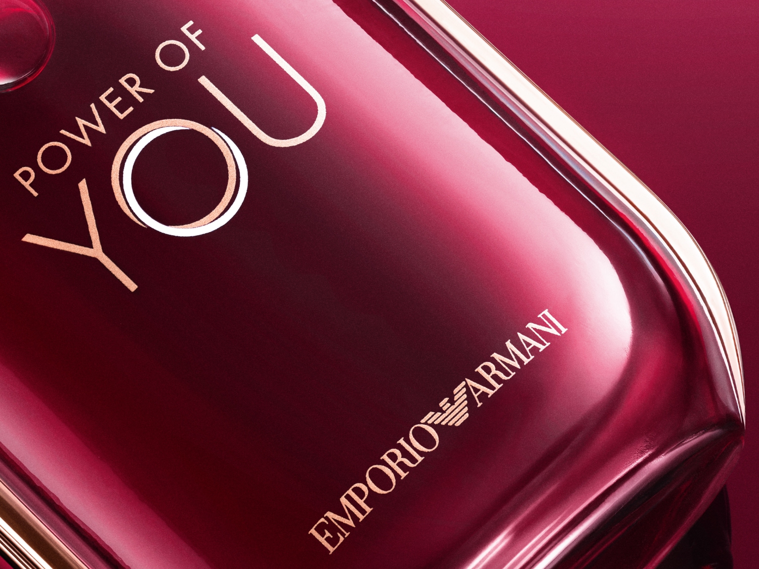 A mélyvörös üvegben az Emporio Armani „Power of You” felirat látható arany színnel.