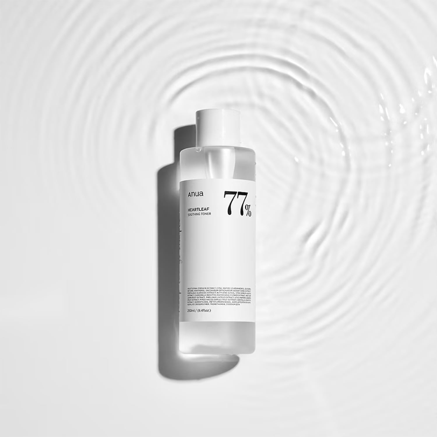 Flacone di toner lenitivo Anua Heartleaf 77% con confezione bianca minimalista, ideale per lenire e idratare la pelle.